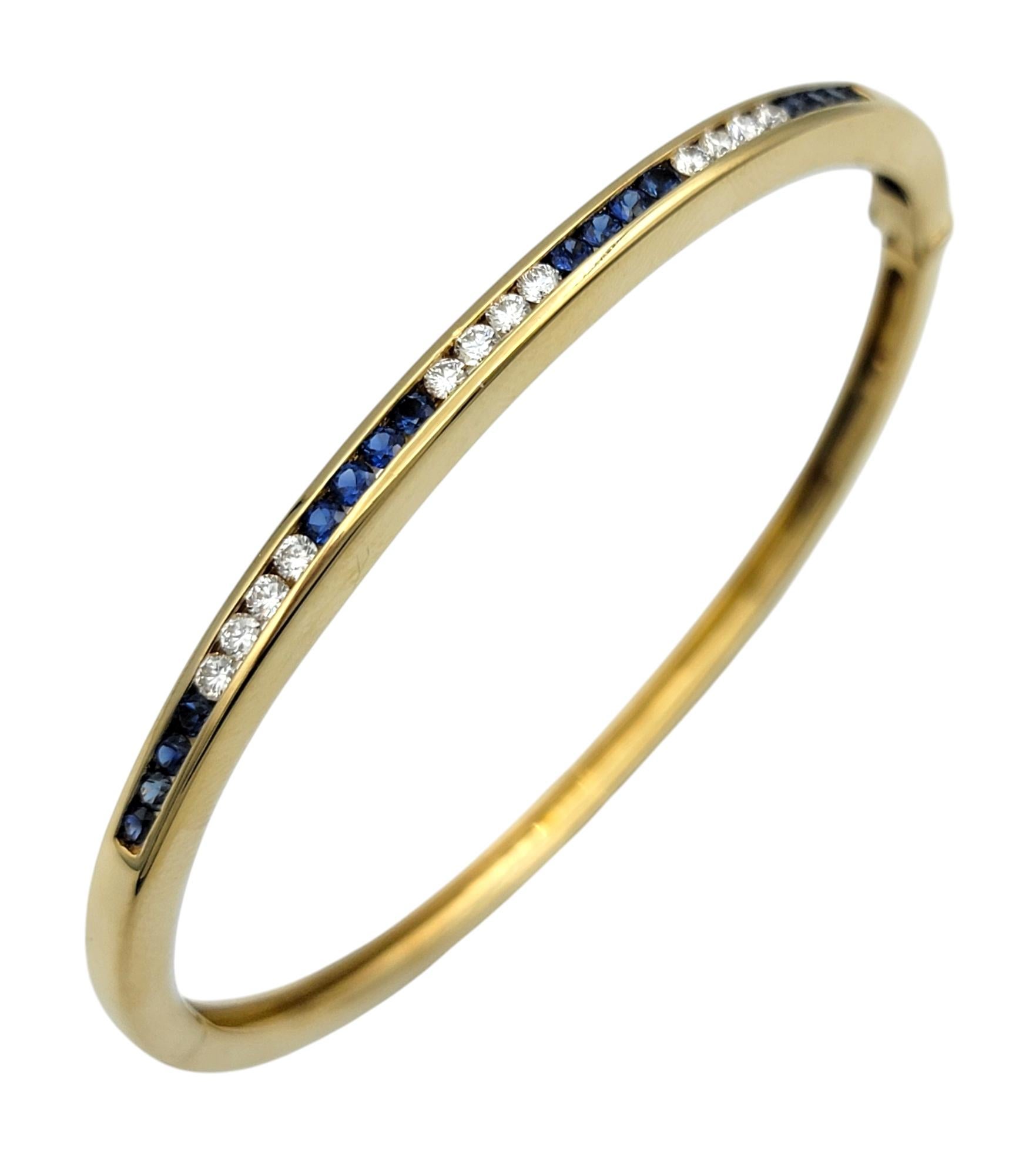 Gönnen Sie sich zeitlose Raffinesse mit diesem authentischen Armreif mit Scharnier von Tiffany & Co., der in strahlendem 18 Karat Gelbgold gefertigt ist. Dieses exquisite Schmuckstück zeichnet sich durch einen nahtlosen Kanal aus reichhaltigen,