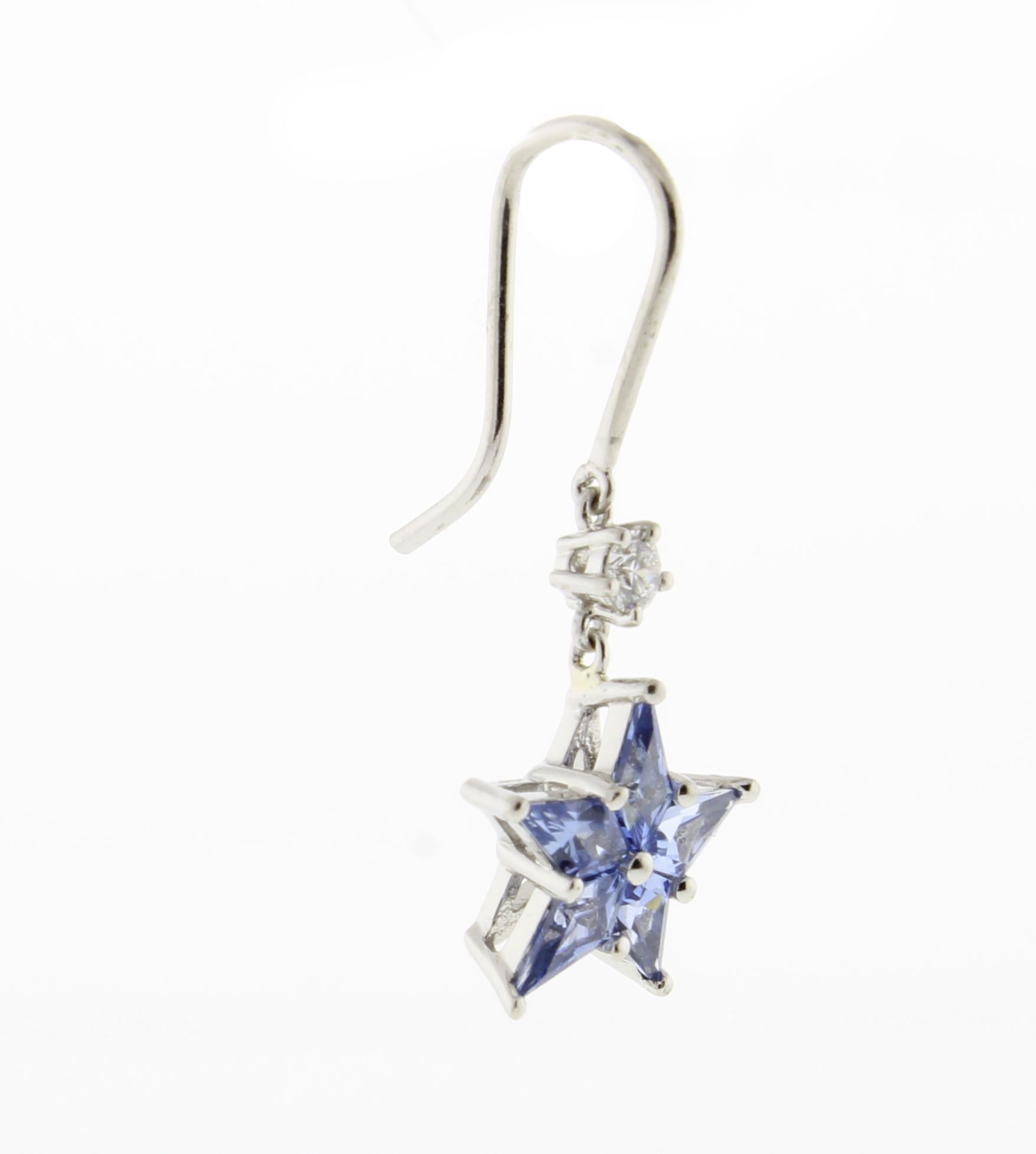 From Tiffany & Co., thier sapphire and diamond star drop earrings. The earring are comprised of five kite shaped sapphires meticulously cut and set to from a star.
♦ Designer: Tiffany & co.
♦ Metal: Platinum
♦ 10 sapphires=2.00carats
♦ 2 Diamond=.14