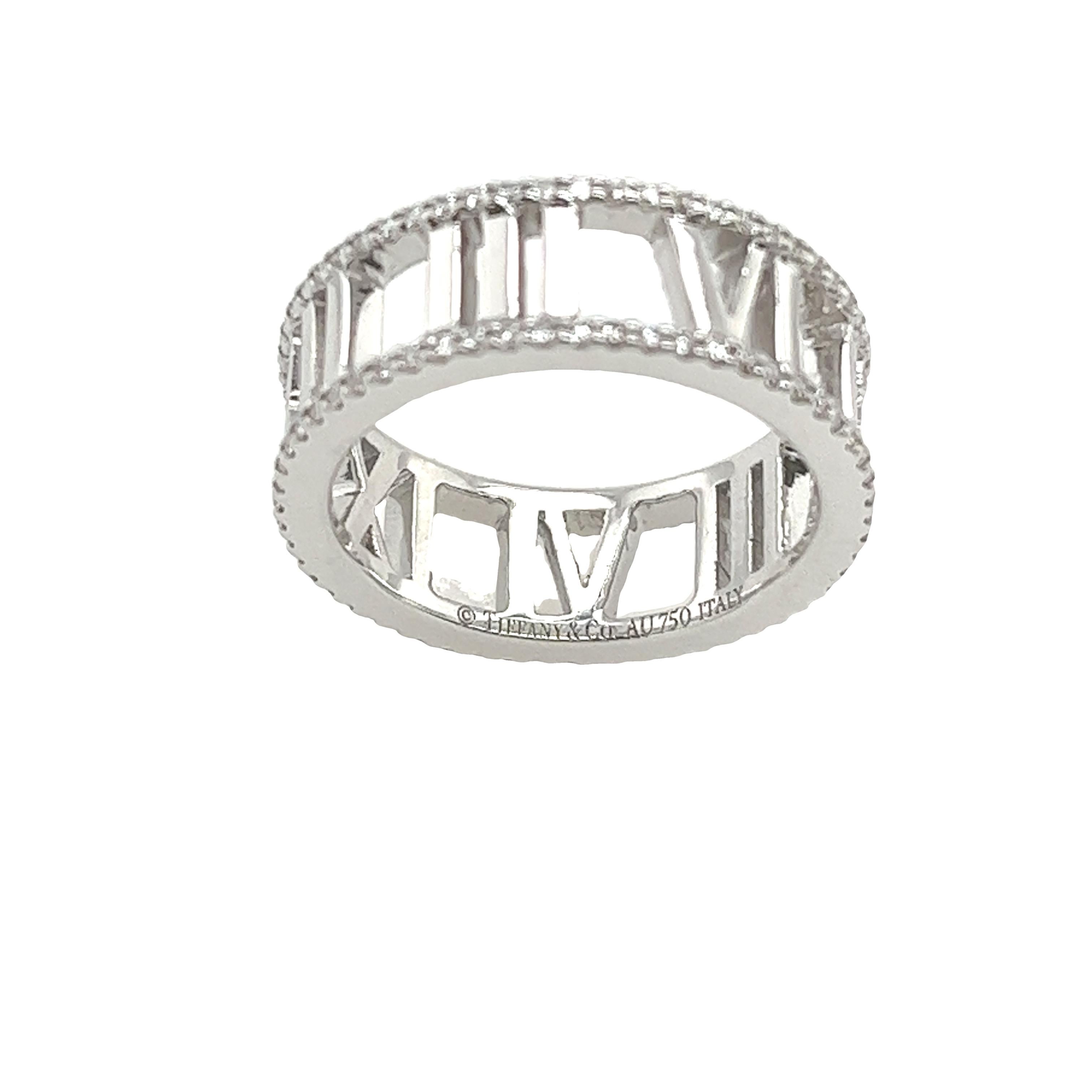 Erhöhen Sie Ihren Stil mit der zeitlosen Eleganz der Tiffany & Co. Diamant-Atlas-Ring. Dieses kultige Schmuckstück aus 18 Karat Weißgold ist mit dem charakteristischen Motiv der römischen Ziffer versehen, das von funkelnden Diamanten akzentuiert