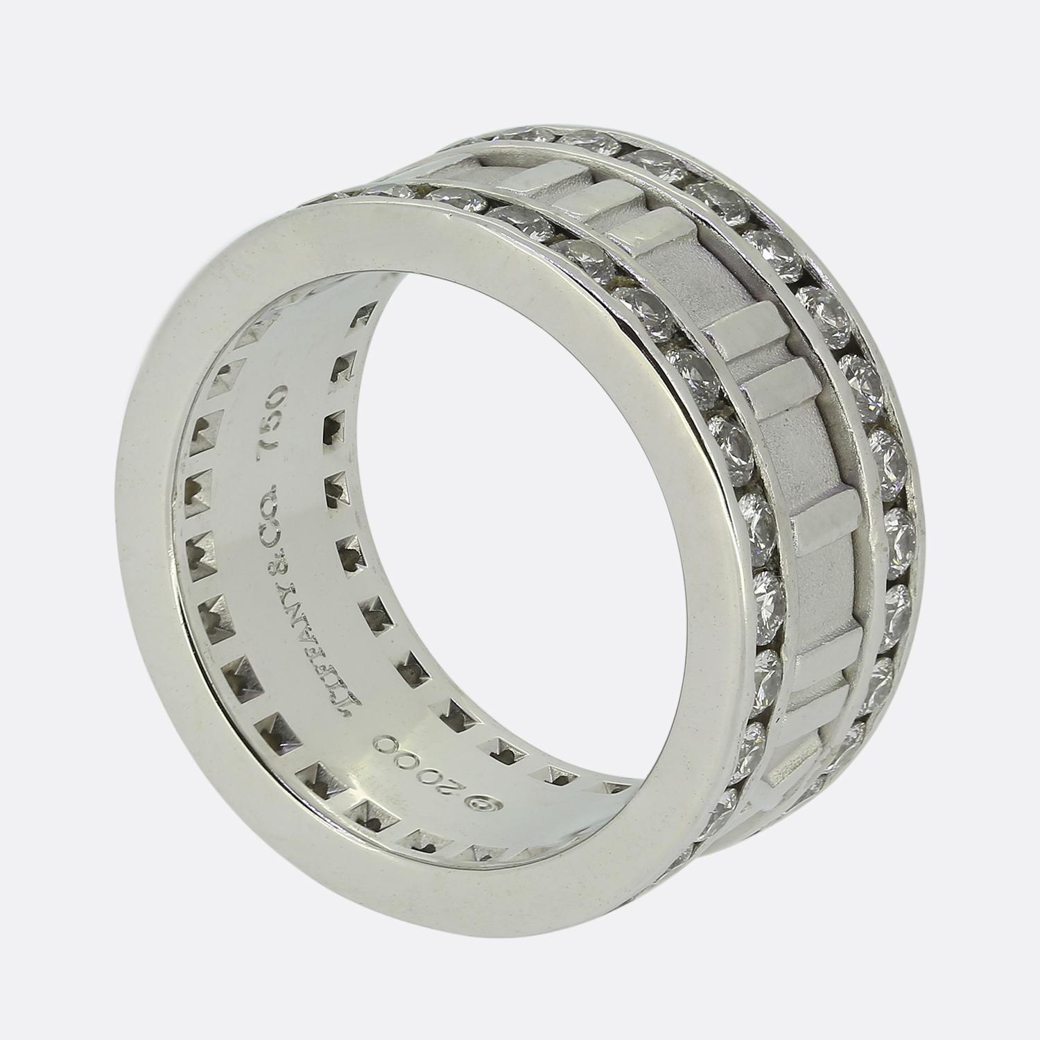 Ecco un anello con diamante in oro bianco da 18 carati di Tiffany & Co., un designer di gioielli di lusso di fama mondiale. Questo anello fa parte della collezione Atlas e presenta 58 diamanti rotondi taglio brillante con il classico e audace design