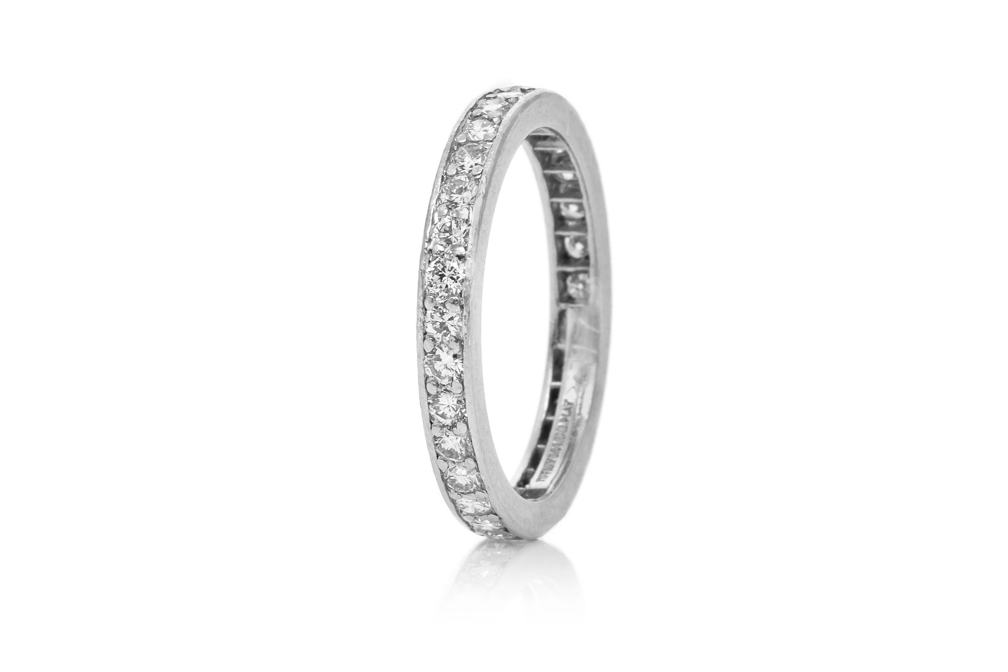Fein gearbeitet aus Platin mit runden Diamanten im Brillantschliff mit einem Gesamtgewicht von etwa 1,80 Karat.
Signiert von Tiffany & Co.
Um 1960.