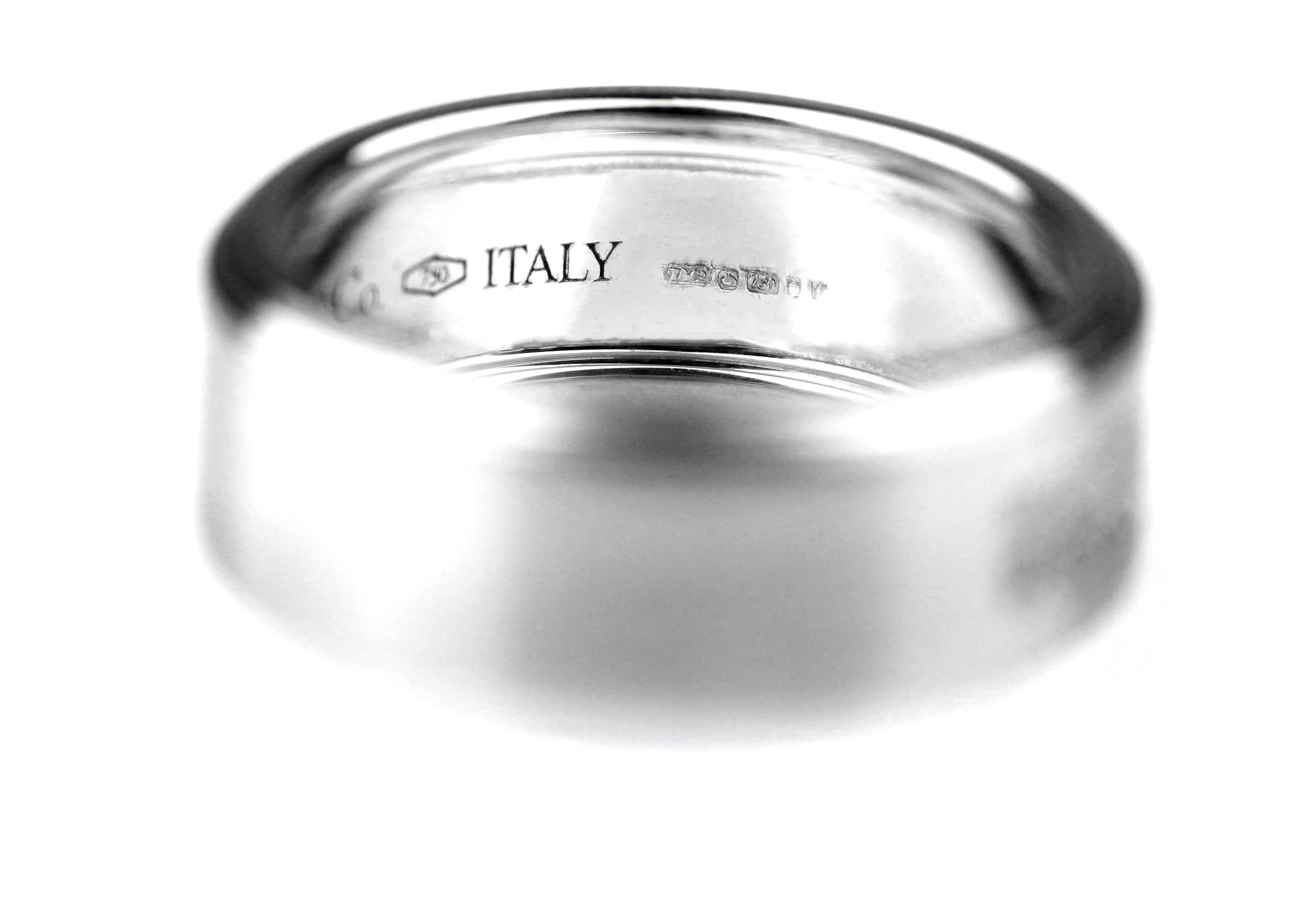 Taglio rotondo Tiffany & Co. Anello con diamante in oro bianco 18 carati con marchio britannico in vendita