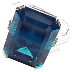 Tiffany & Co. Bague Legacy en platine avec diamants et tourmaline bleue