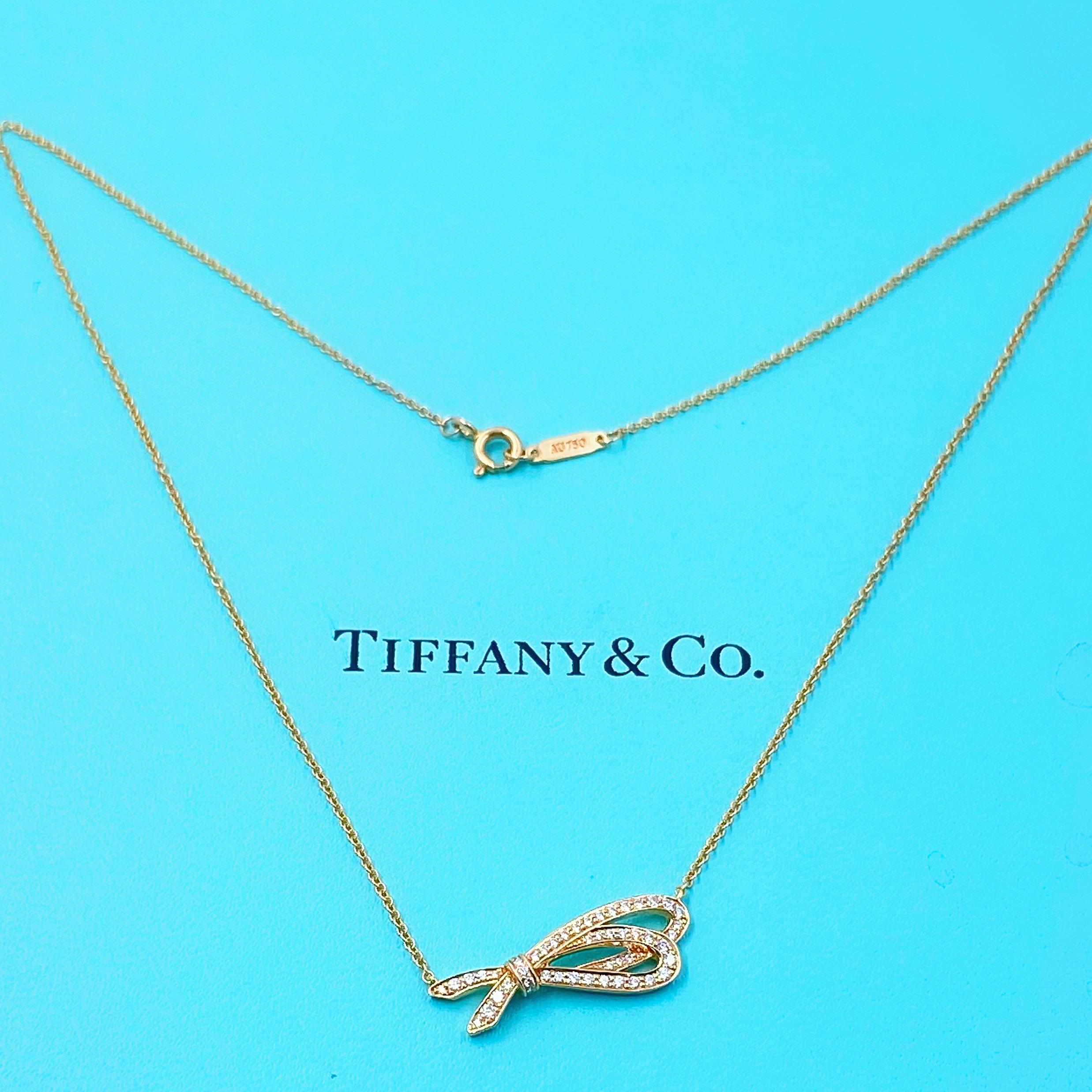 Taille ronde Tiffany & Co. Collier pendentif en or rose 18 carats avec nœud en diamants en vente