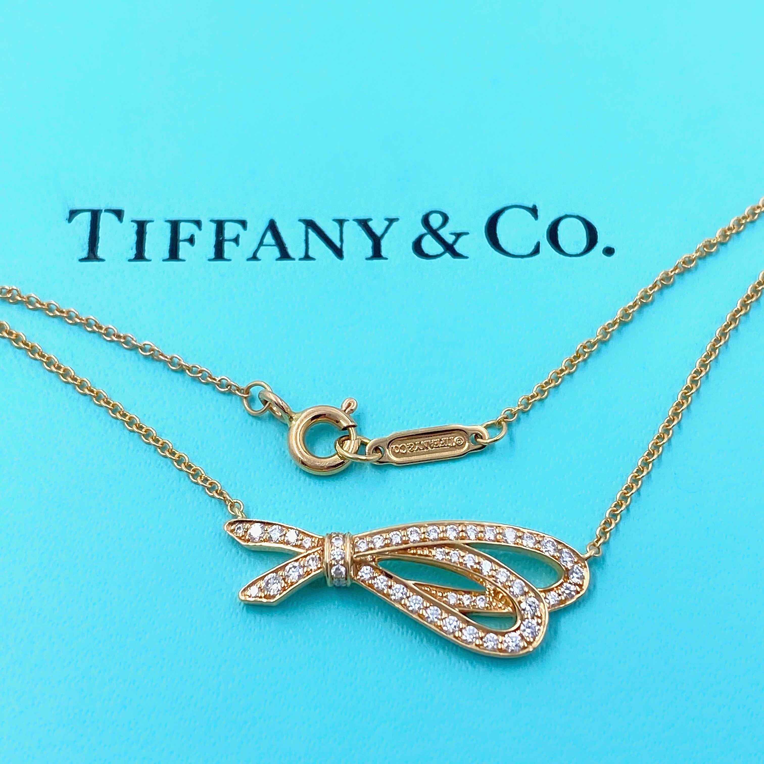 Tiffany & Co. Collier pendentif en or rose 18 carats avec nœud en diamants Excellent état - En vente à San Diego, CA