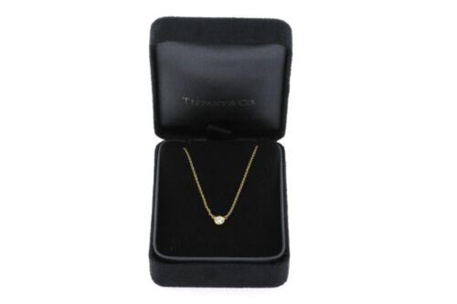Nous avons ici une pièce de Tiffany & Co. Diamonds by the Yard pendentif unique en or jaune 18 carats avec un diamant de 0,14 carat, actuellement vendu au prix de 1325 dollars.

Livré avec la boîte noire Tiffany.

Spécificités
- Mesures : La chaîne