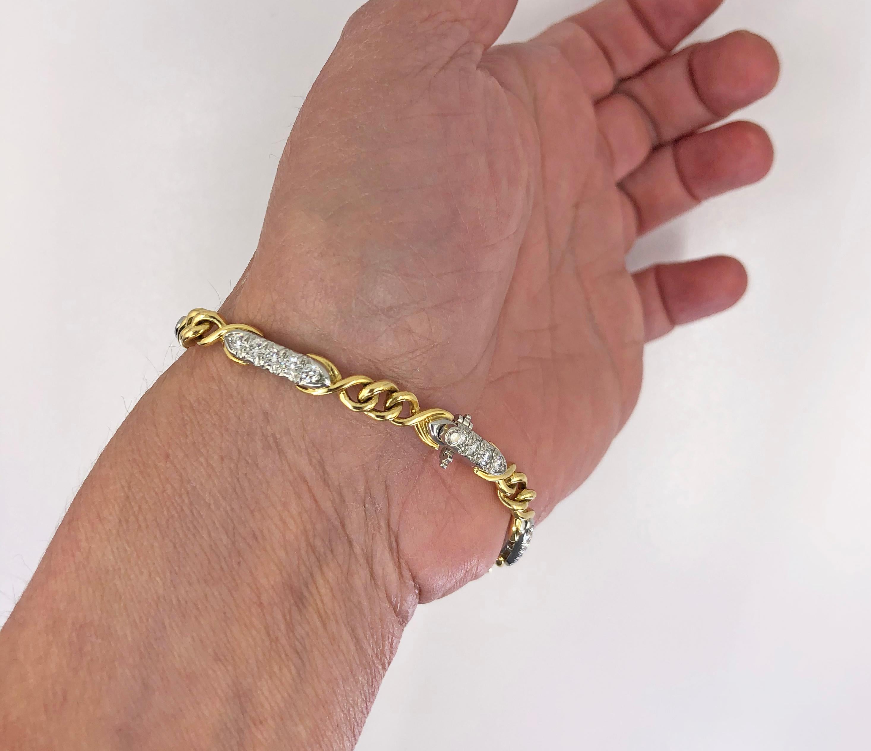 Tiffany & Co. Diamantketten-Gliederarmband aus Platin und 18k Gelbgold.

Ein altes Gliederarmband von Tiffany & Co. mit abwechselnden Ketten aus Gelbgold und Platin, die mit weißen Diamanten besetzt sind. Dies ist ein klassisches Stück aus den