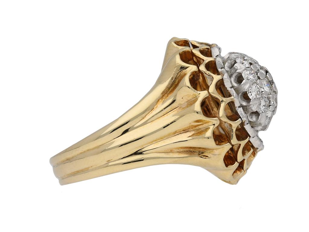 Bague de cocktail en diamant de Tiffany & Co, américaine, vers 1960. Bague en or jaune et platine avec un lourd chaton en forme de fleur composé d'une section centrale circulaire bombée pavée en platine de dix-neuf diamants ronds de taille brillant