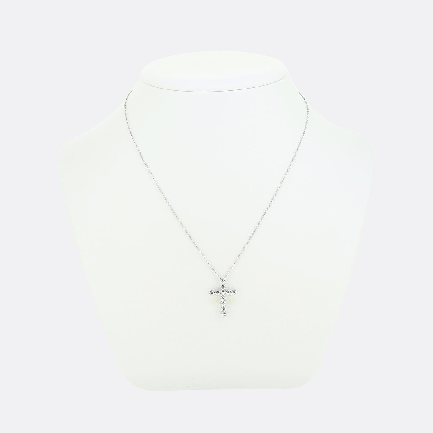 Ecco una sofisticata collana di Tiffany & Co., un'azienda di gioielli di fama mondiale. Questo pezzo in platino presenta un classico ciondolo a croce ornato da undici brillanti bianchi rotondi con taglio a brillante, che emanano un'eleganza senza