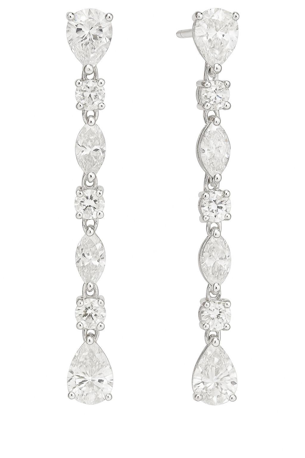 Tiffany & Co. Orecchini con diamanti
Realizzati in platino PT950, questi squisiti orecchini a goccia incarnano una raffinatezza e una luminosità senza tempo. Progettati per orecchie forate, presentano un'accattivante composizione di diamanti