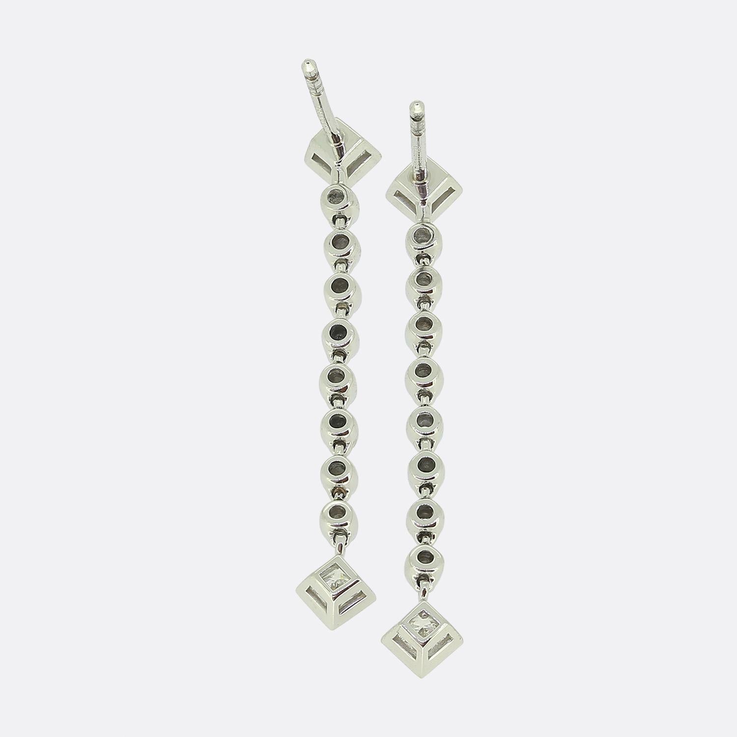 Ecco uno splendido paio di orecchini di diamanti a goccia di Tiffany & Co., gioielliere di fama mondiale. Realizzato meticolosamente in platino, ogni orecchino presenta un design sorprendente con una serie di diamanti bianchi rotondi a taglio
