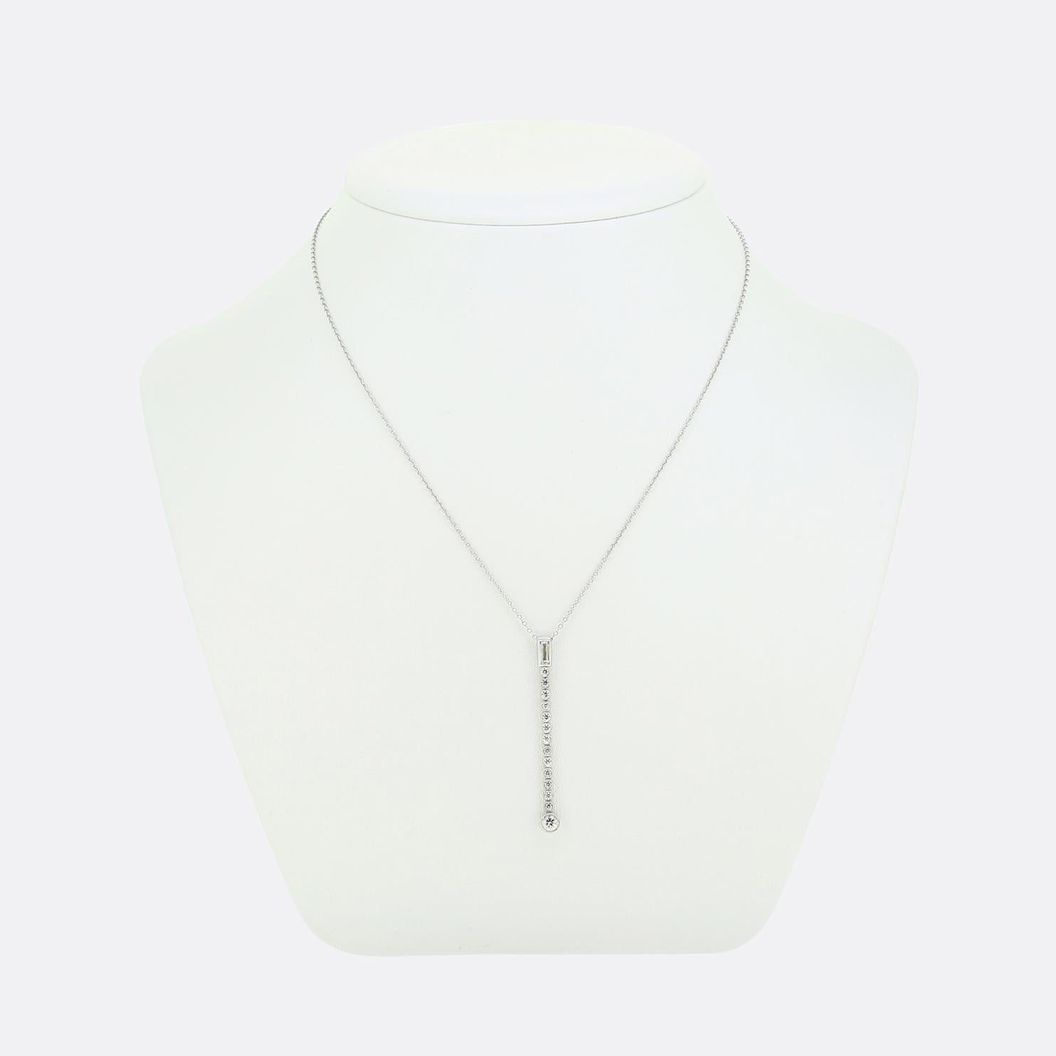 Ecco una raffinata collana di Tiffany & Co., gioielliere di fama mondiale. Realizzato in platino, il design presenta un pendente verticale ornato da una serie di diamanti bianchi taglio brillante, ciascuno meticolosamente incastonato per esaltarne