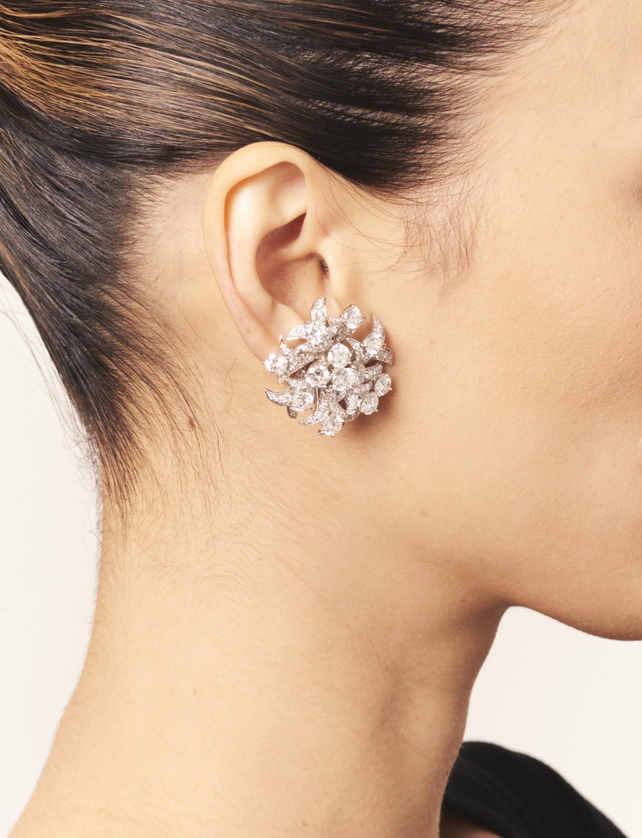 Donald Claflin pour Tiffany & Co. Boucles d'oreilles en diamant Cette paire de
 les boucles d'oreille sont en forme de feuillage avec des diamants ronds pesant 25 carats très belle qualité et  tous sertis en or blanc.
Longueur : 1.375 pouces.
Signé