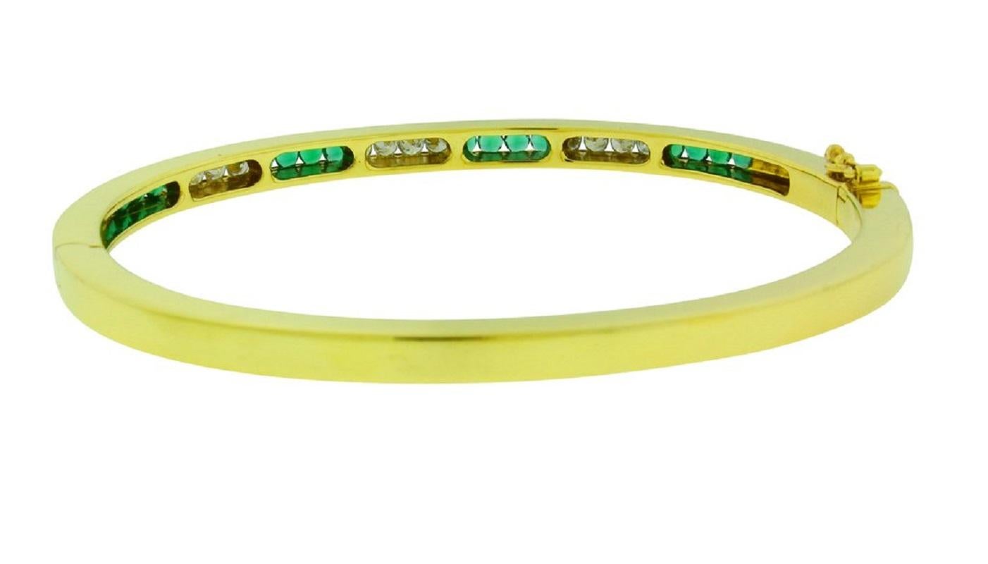 Used in very good condition with no scratches.
TIFFANY & Co diamond & extra fine quality emerald hinged bangle bracelet in 18k yellow gold.
Size ................................ Small, inside 45.9 x 52.4 mm.
Diamond weight ............ Approx .60