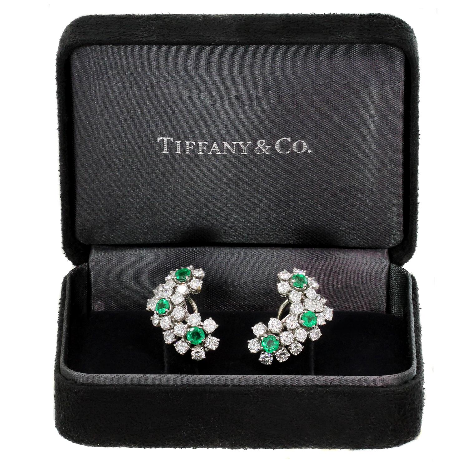 Tiffany & Co. Boucles d'oreilles à clip en platine avec diamants et émeraudes Pour femmes en vente