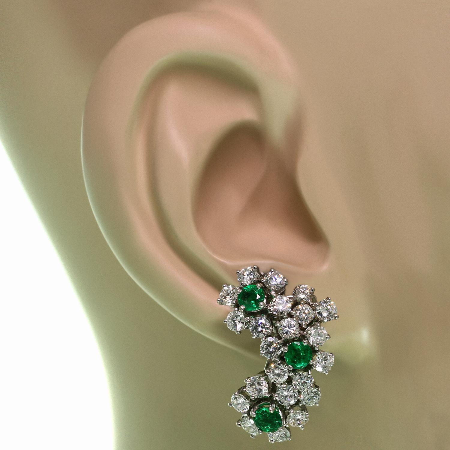 Tiffany & Co. Boucles d'oreilles à clip en platine avec diamants et émeraudes Excellent état - En vente à New York, NY