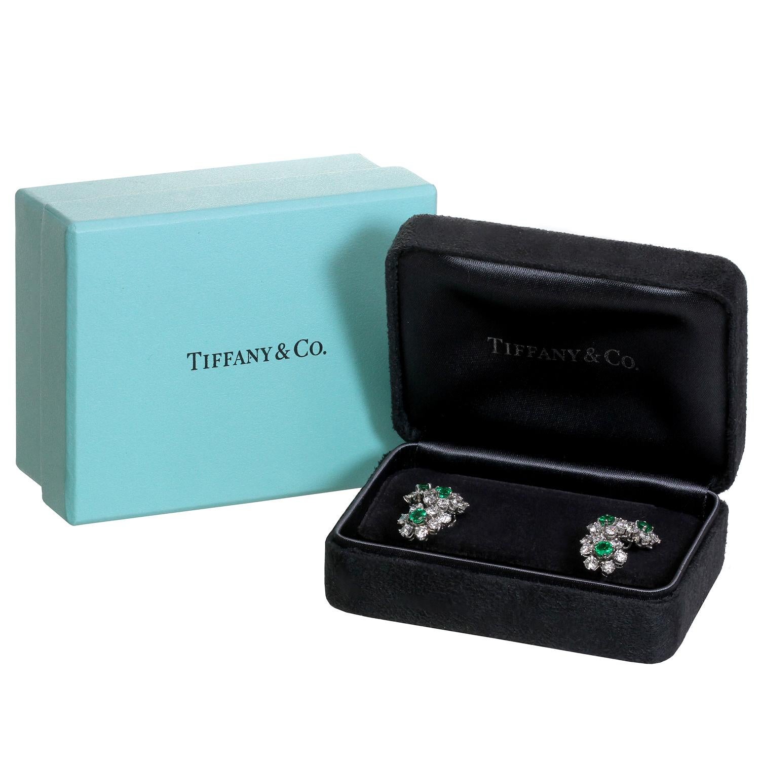 Tiffany & Co. Platin-Ohrclips mit Diamanten und Smaragden (Brillantschliff) im Angebot