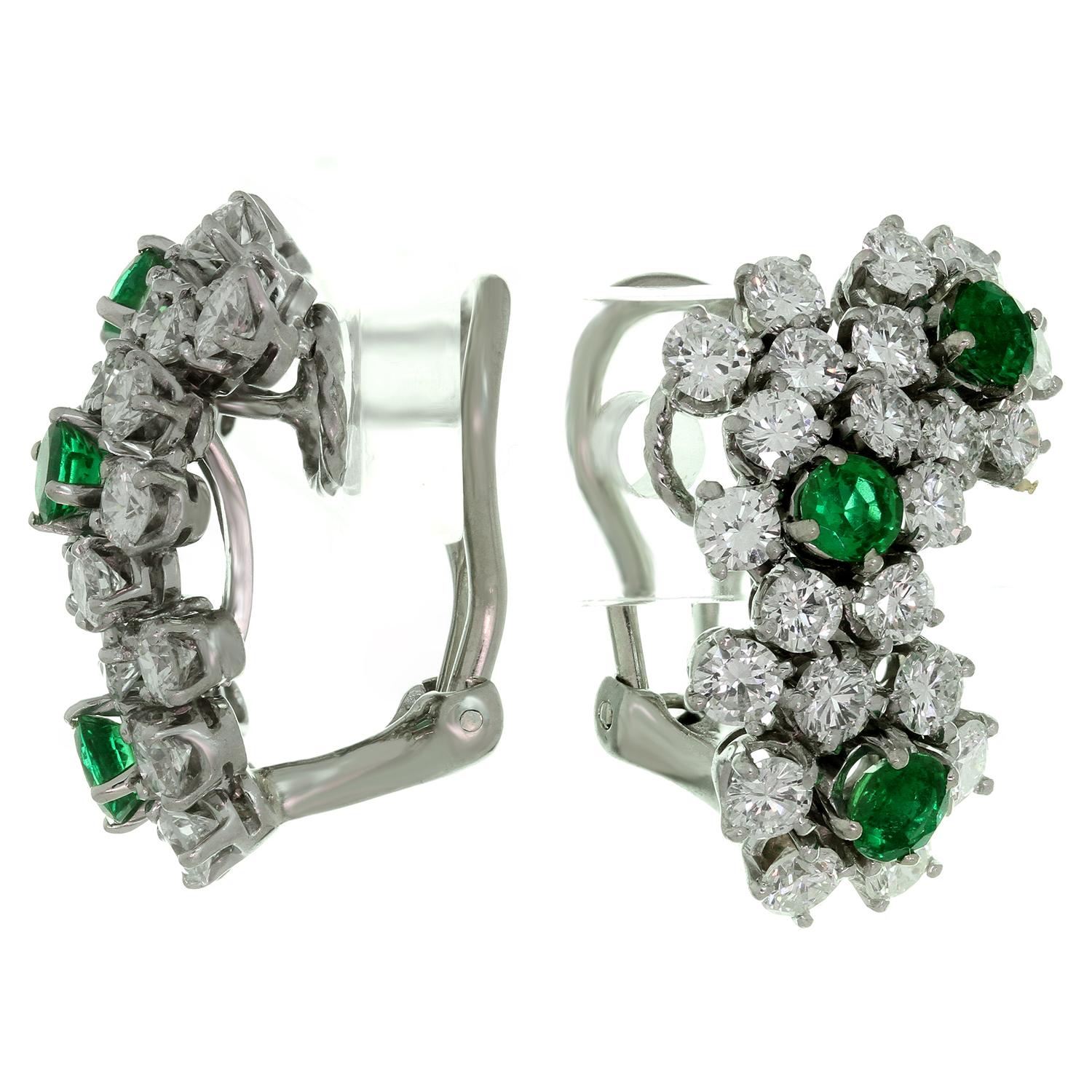 Tiffany & Co. Boucles d'oreilles à clip en platine avec diamants et émeraudes en vente 1