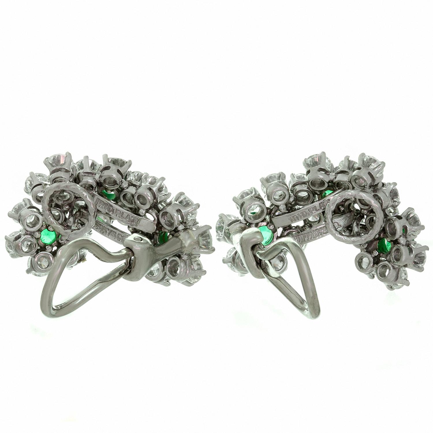 Tiffany & Co. Boucles d'oreilles à clip en platine avec diamants et émeraudes en vente 2