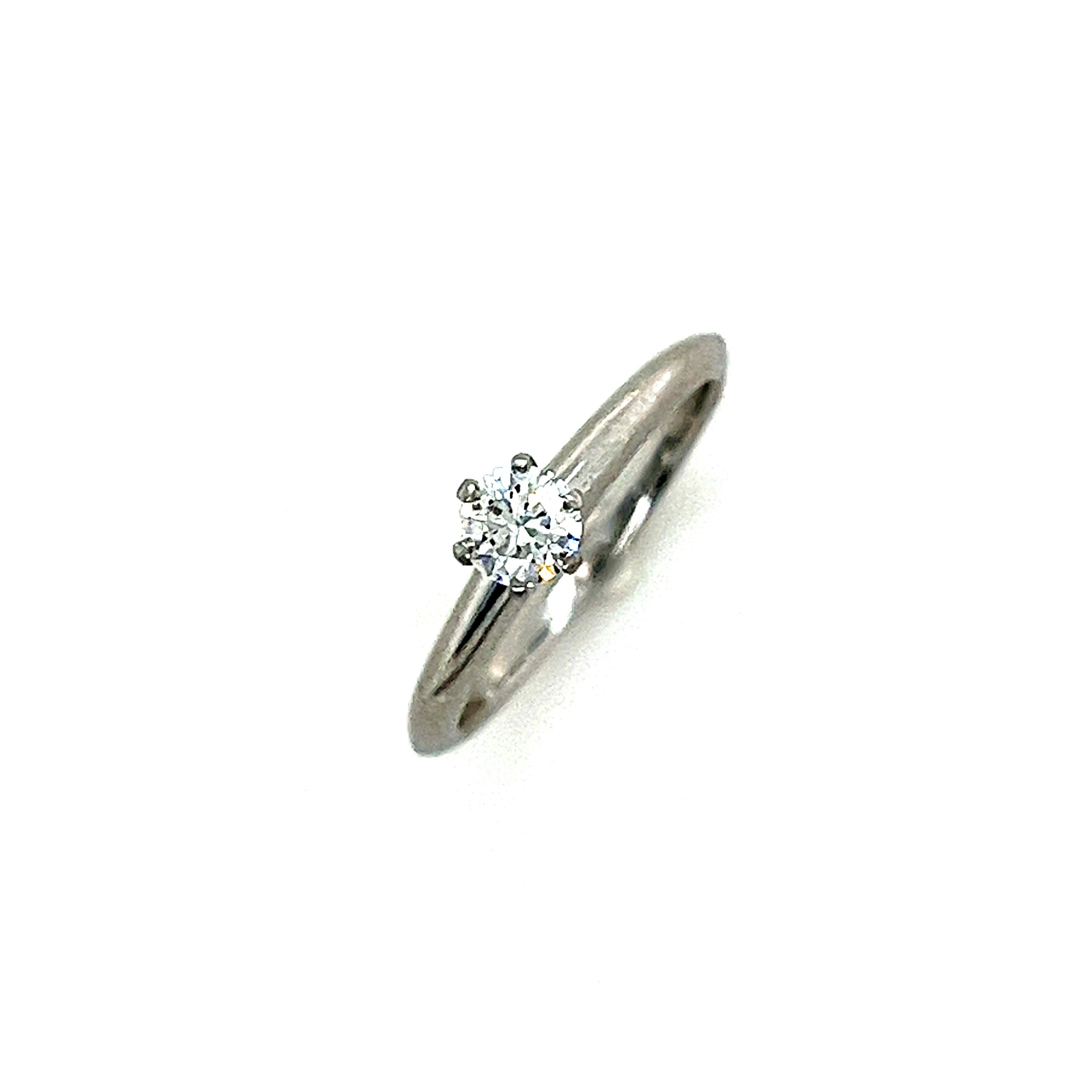 Taille brillant Tiffany & Co, bague de fiançailles diamant 0.32 carat en vente