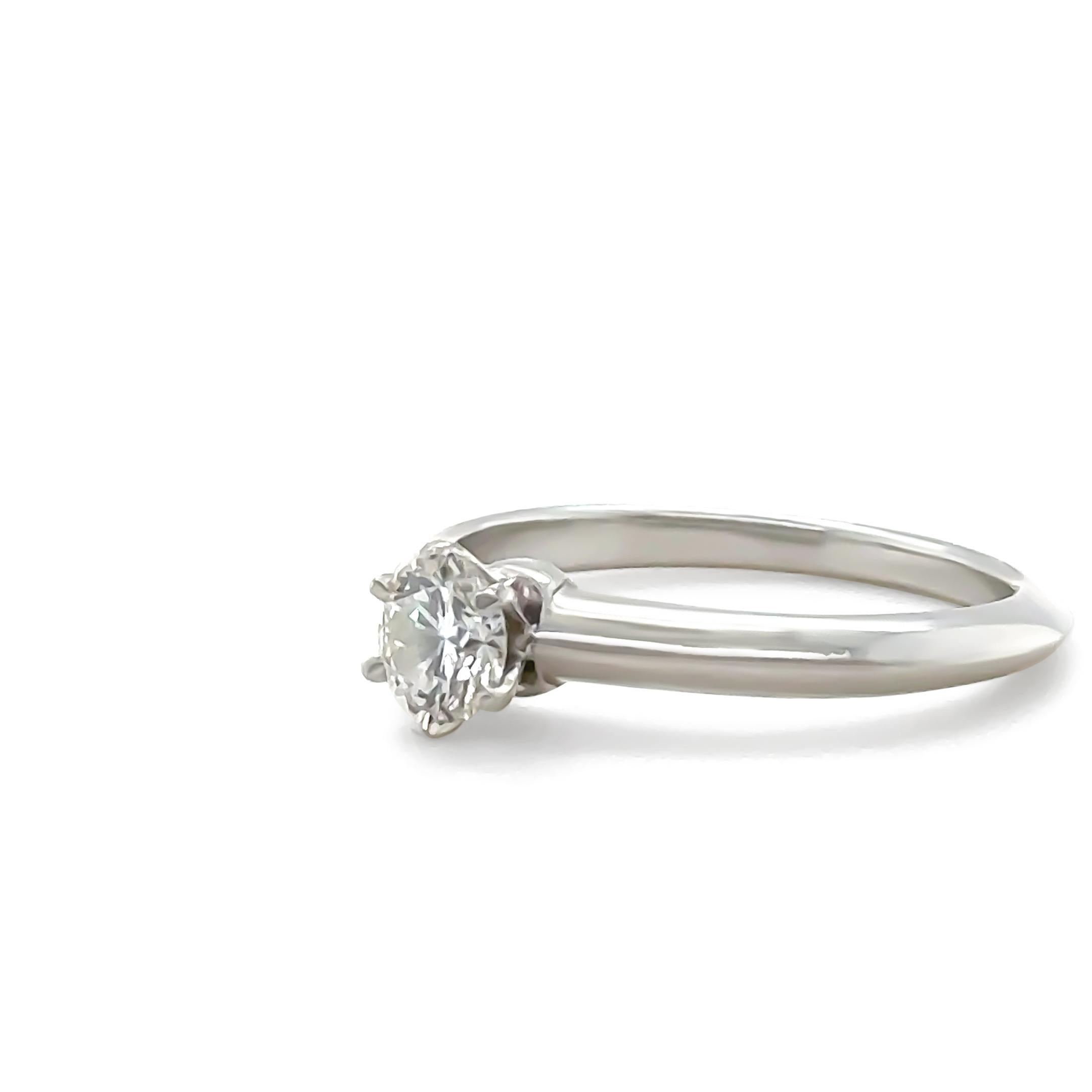 Tiffany & Co. Diamant-Verlobungsring aus 950er Platin mit einem Gewicht von 5,4 Gramm.

Besetzt mit einem runden Diamanten im Brillantschliff, Farbe H und Reinheit VVS2. Mit einem Gewicht von 0,52 ct. Laserbeschriftet: T&Co K01200168.

Metall:
