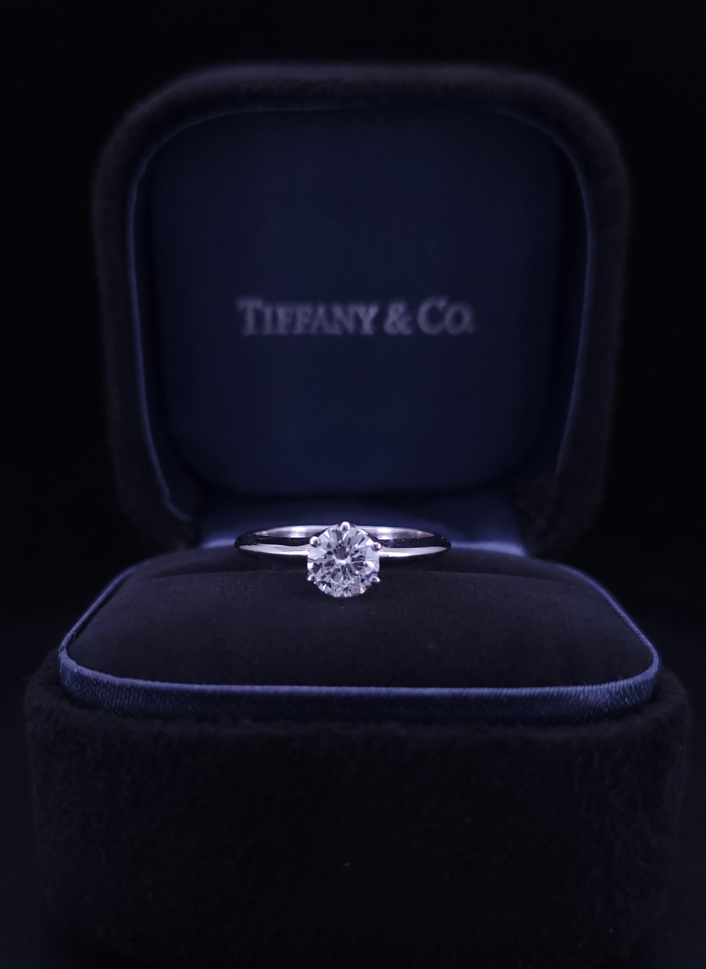 Tiffany & CO Diamond Engagement Ring Size 4.75 en Excelente estado para la venta en New York, NY