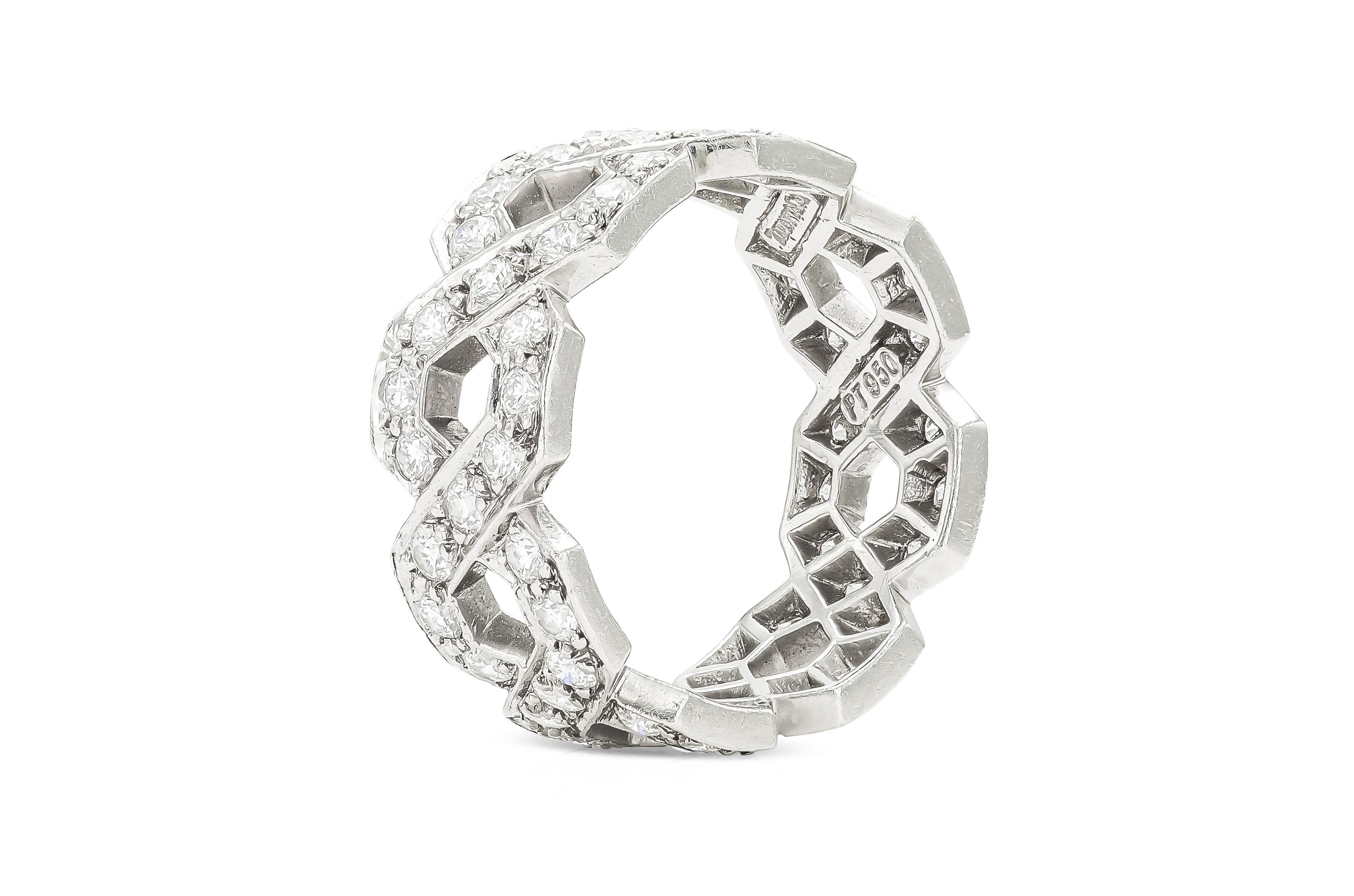 Fein gearbeitet aus Platin mit 56 Diamanten im Brillantschliff mit einem Gesamtgewicht von ca. 1,70 Karat.
Signiert von Tiffany & Co.
Größe 5 3/4