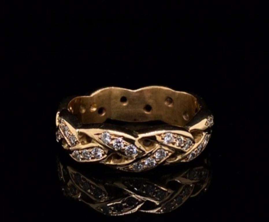 Bague éternité en diamant Tiffany & Co. en or jaune 14 carats, vers 1980.

Élégante bague à motif tressé, à grains sertis de diamants ronds taille brillant de Tiffany & Co, en or jaune 14ct.

La finition polie de l'or et le sertissage à faible grain