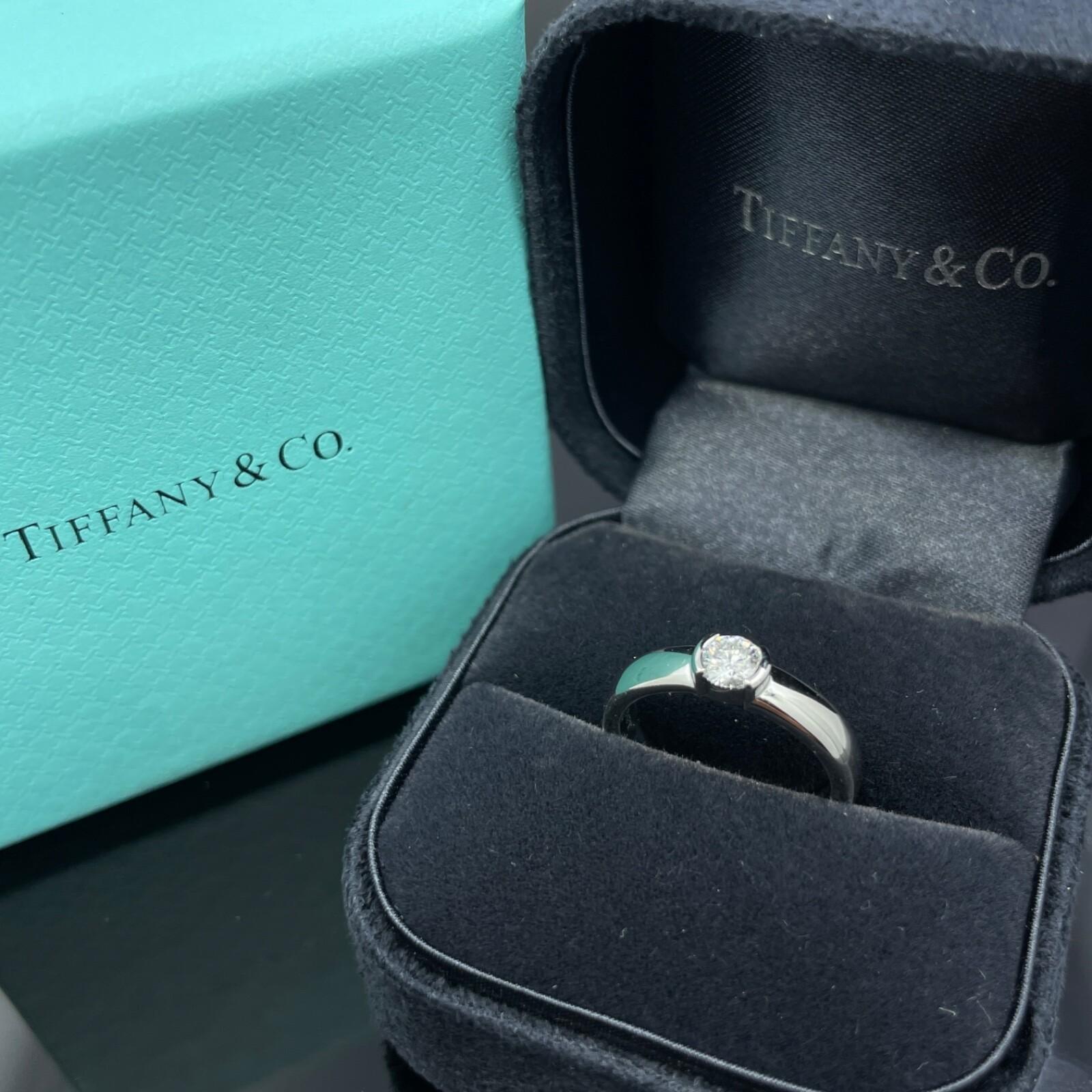Taglio rotondo Tiffany & Co. Anello solitario in platino con diamante Etoile da 0,28 ct. in vendita