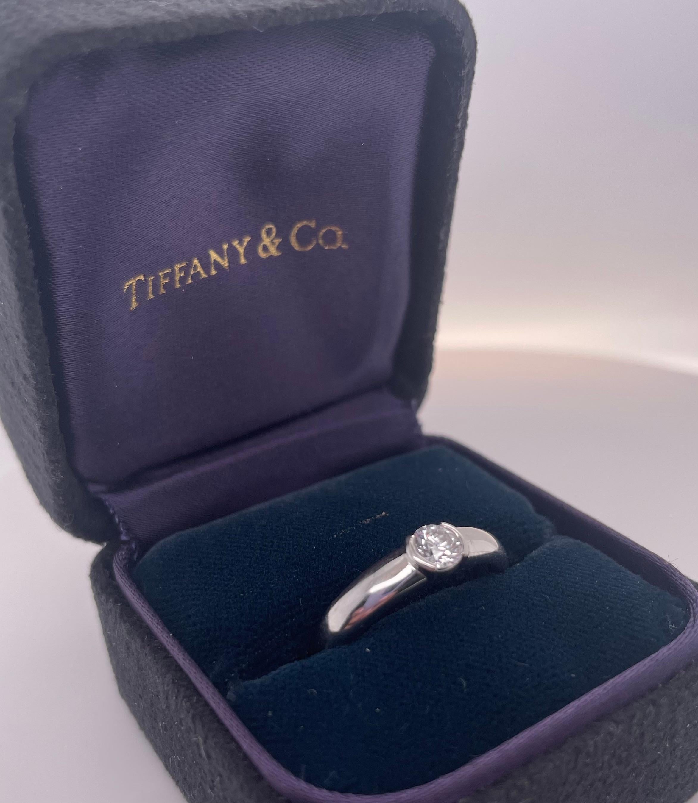 Tiffany & Co., Anillo solitario de diamantes Etoile en Excelente estado para la venta en Chicago, IL