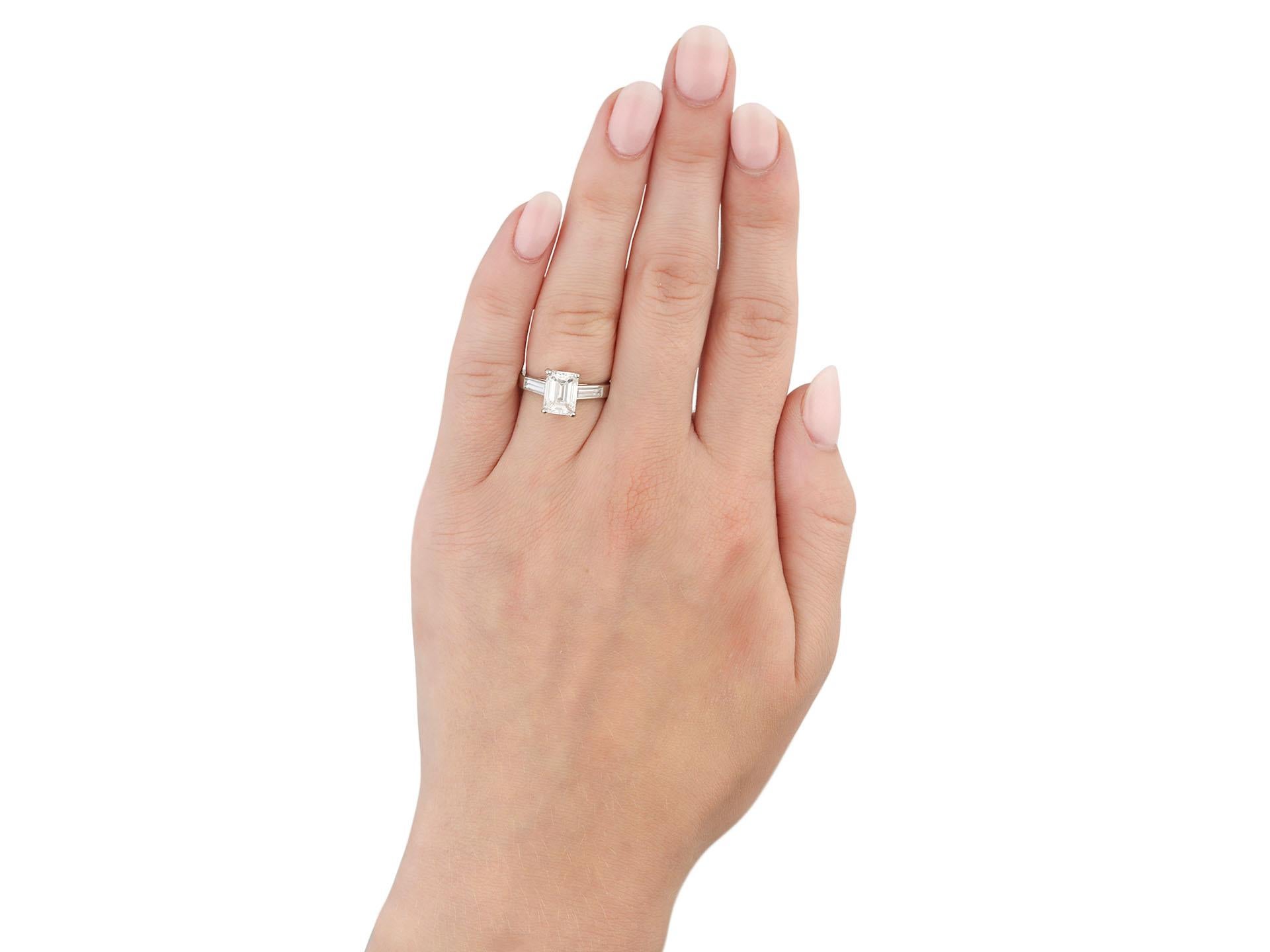 Anillo solitario flanqueado de diamantes Tiffany & Co., circa 1950. 1