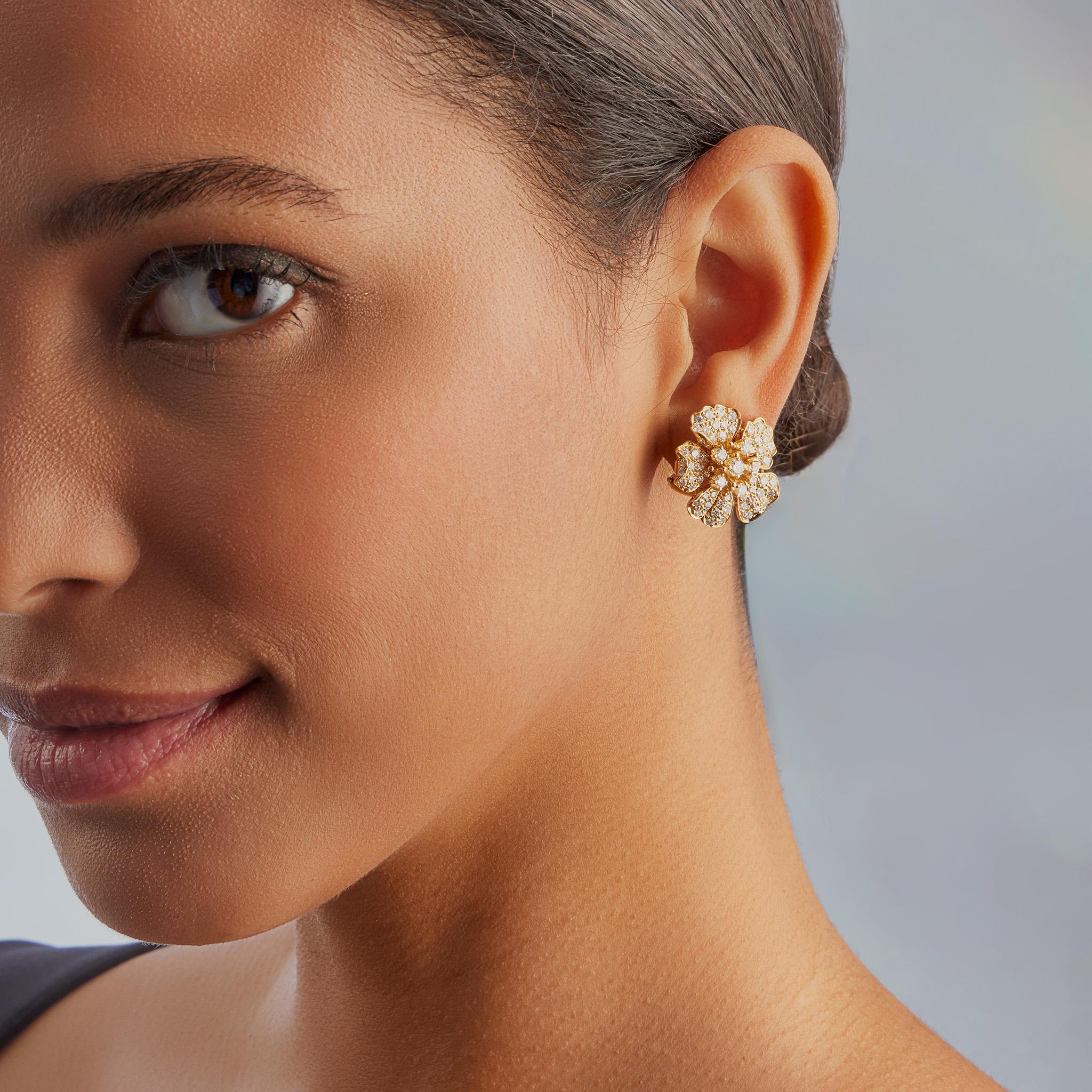 Diese aus Diamanten und 18-karätigem Gold gefertigten Blumenblüten-Clip-Ohrringe von Tiffany & Co. stammen aus den Jahren 1991-1992. Jede naturalistische Blüte mit skulpturierten, sich kräuselnden Blütenblättern, in deren Mitte sich Gold- und