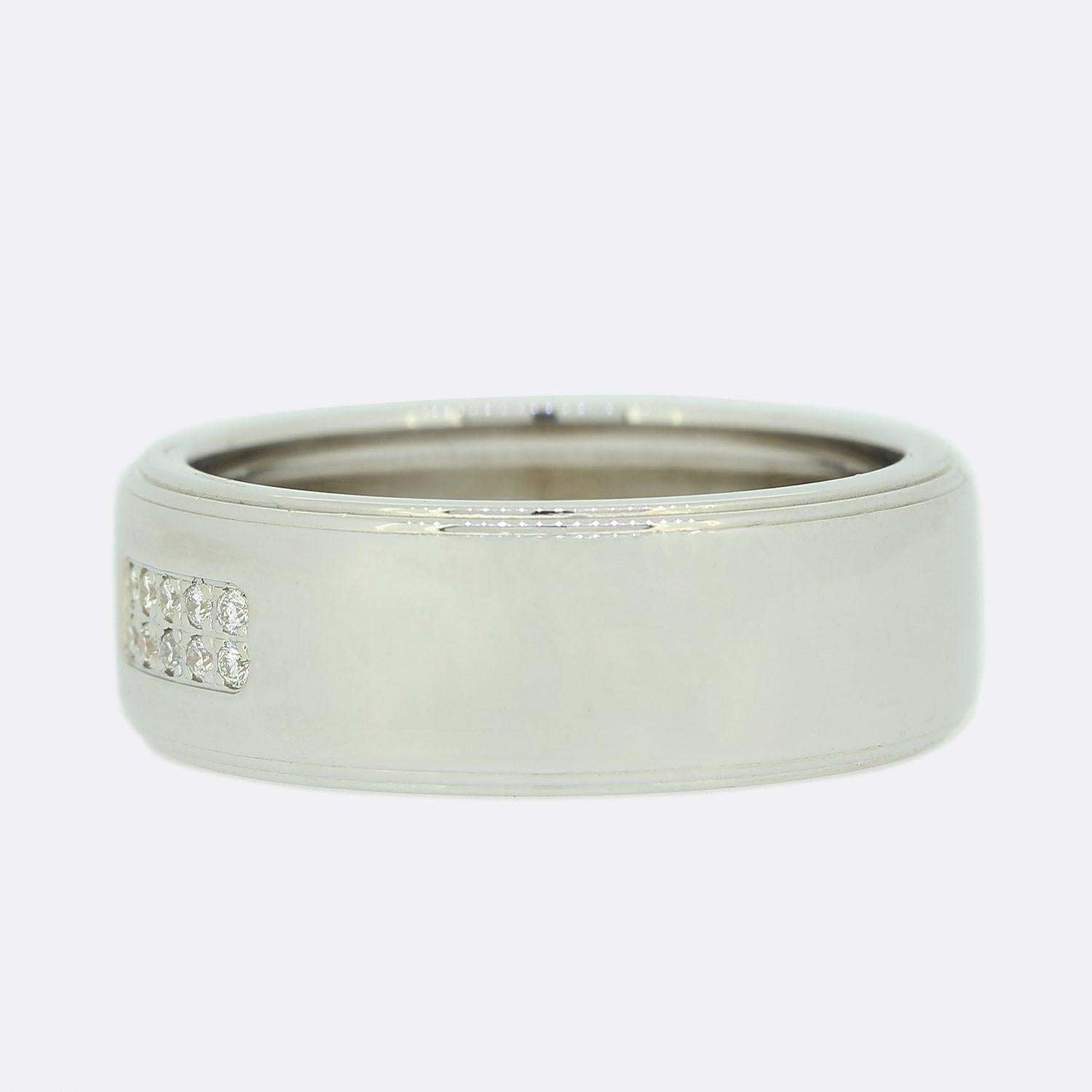 This is an 18ct white gold gents ring from the luxury jewellery designer Tiffany & Co. The ring is set with 10 round brilliant cut diamonds in a rectangular section.

Condition: Used (Very Good)
Weight: 11.5 grams
Ring Size: T (61)
Total Diamond