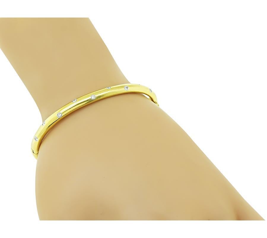 Dies ist ein wunderschönes 18k Gelbgold und Platin etoile Armreif von Tiffany & Co. Der Armreif ist mit funkelnden Diamanten im Rundschliff besetzt. Der Armreif misst 4,75 mm in der Breite und wiegt 30,3 Gramm. Der Armreif ist mit TIFFANY&Co 750