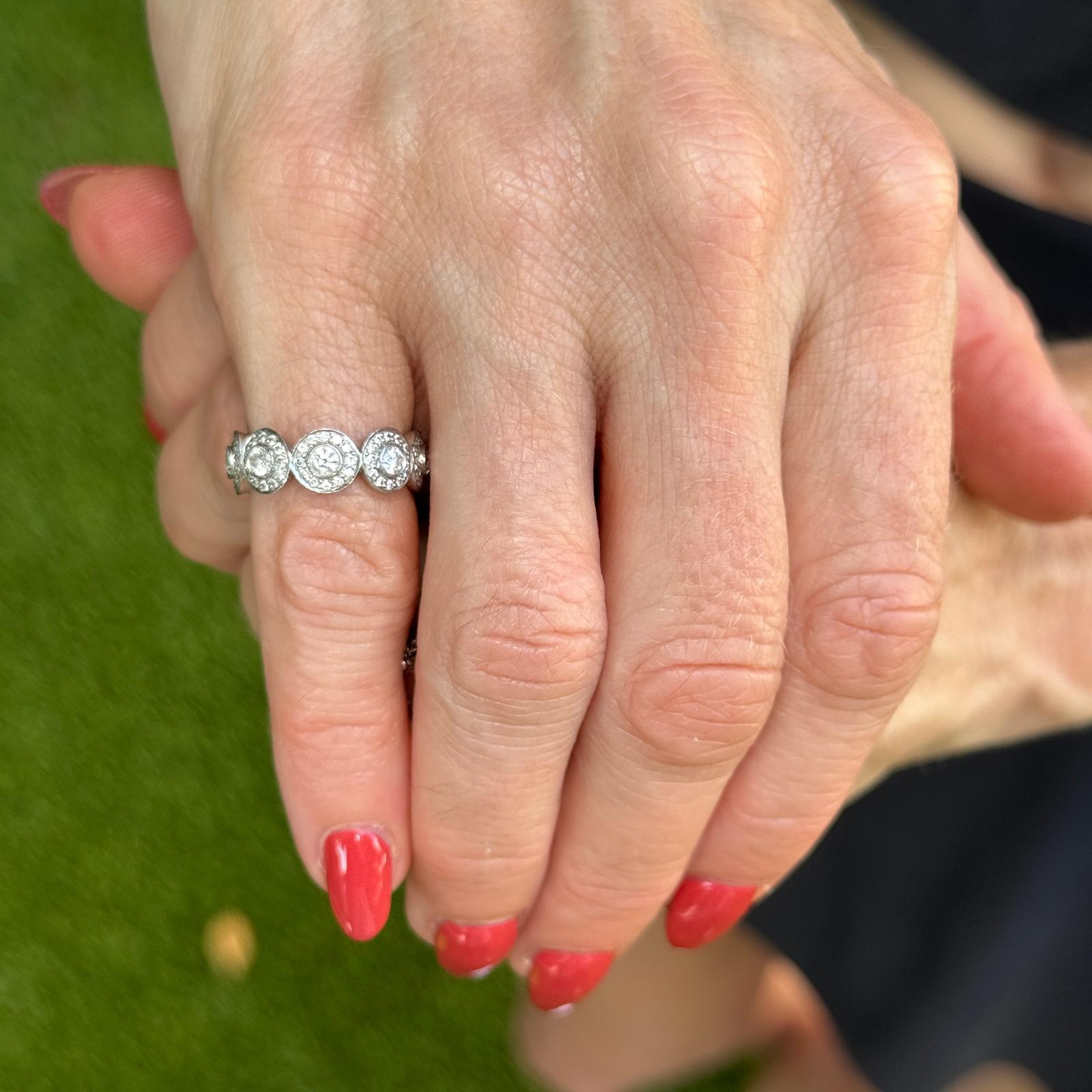Cet exquis bracelet d'éternité de Tiffany & Co. est réalisé en platine et présente un halo continu de diamants ronds de taille brillant totalisant environ 1,50 carats (CTW). D'une largeur de 6,2 mm et d'une taille de 4,0, le bracelet allie une