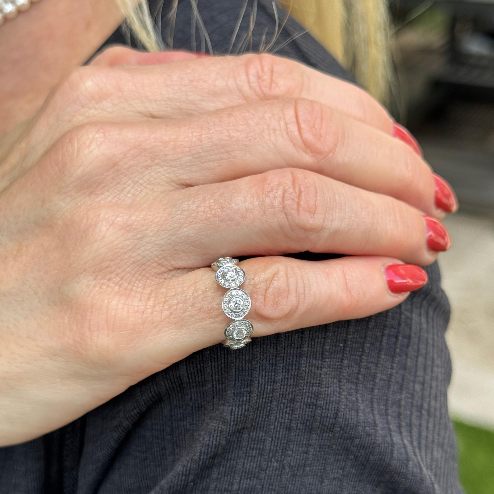 Taille brillant Tiffany & Co. Anneau de mariage éternel en platine avec halo de diamants Sz 4 en vente