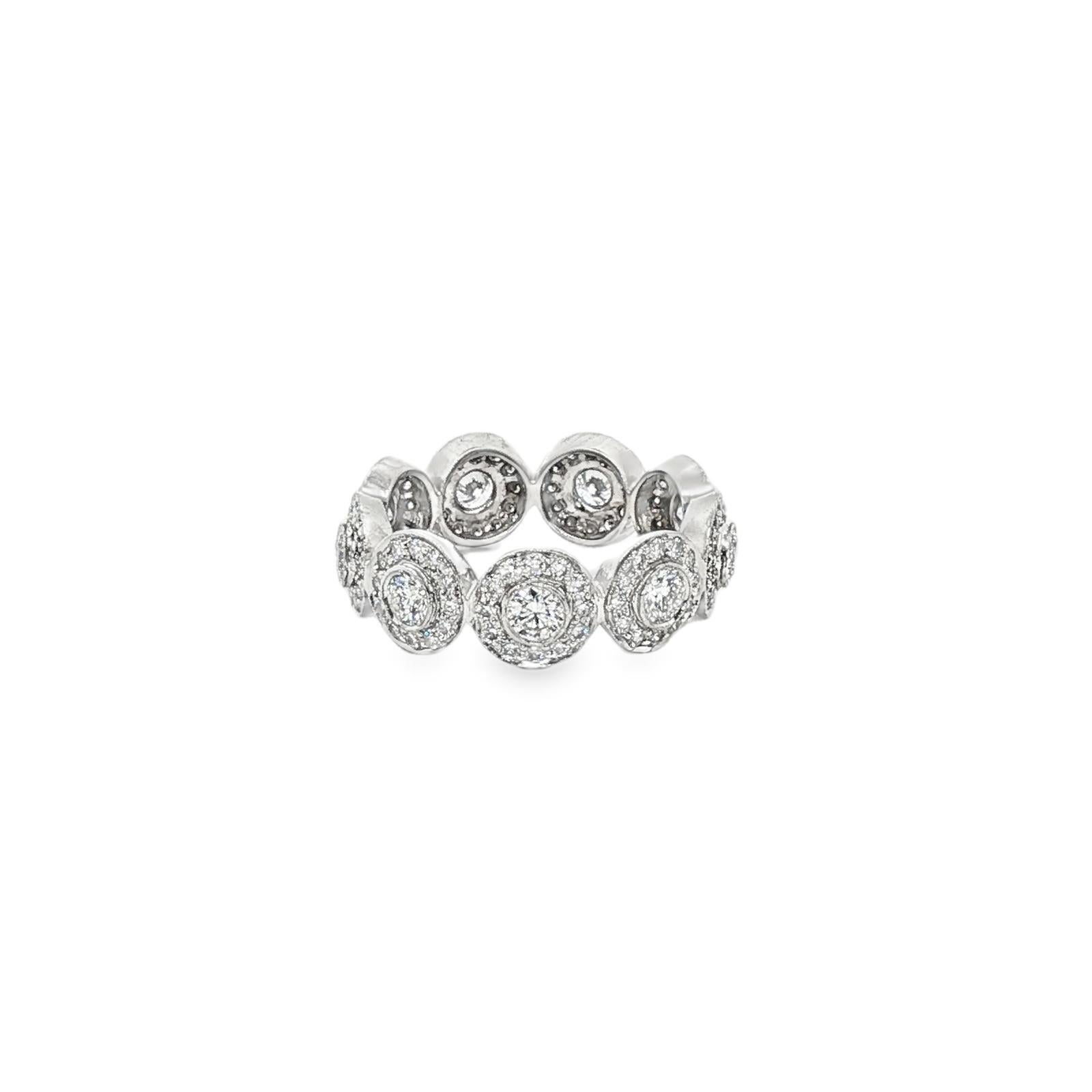 Tiffany & Co. Anneau de mariage éternel en platine avec halo de diamants Sz 4 Excellent état - En vente à Boca Raton, FL