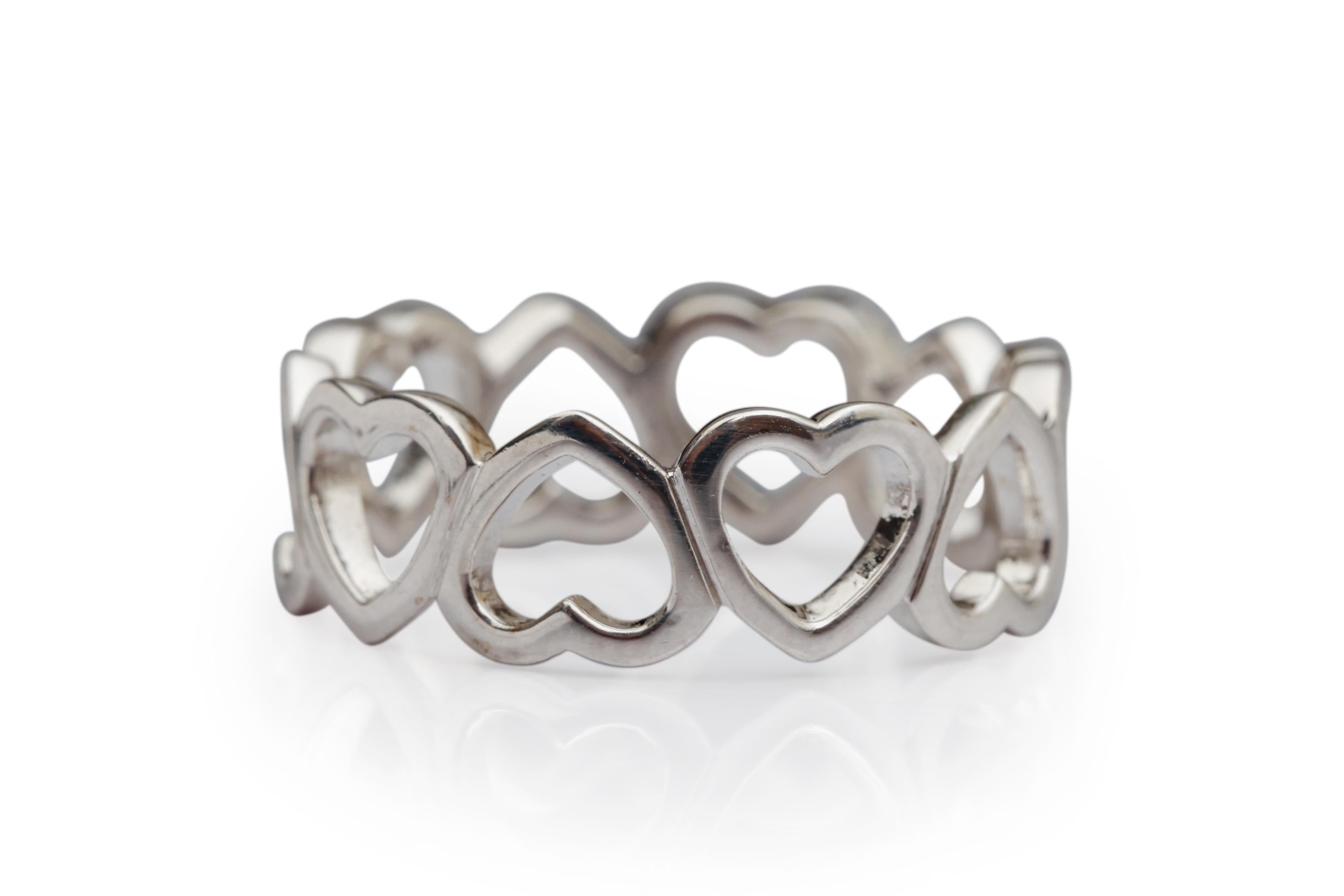 Item Details:
Metal Type: 18 Karat White Gold
Weight: 5 grams
Ring Size: 6 (not resizable)


The design pattern is alternating hearts crafted in 18 karat gold linked with each other, all the way around. On one heart, there are featured accent