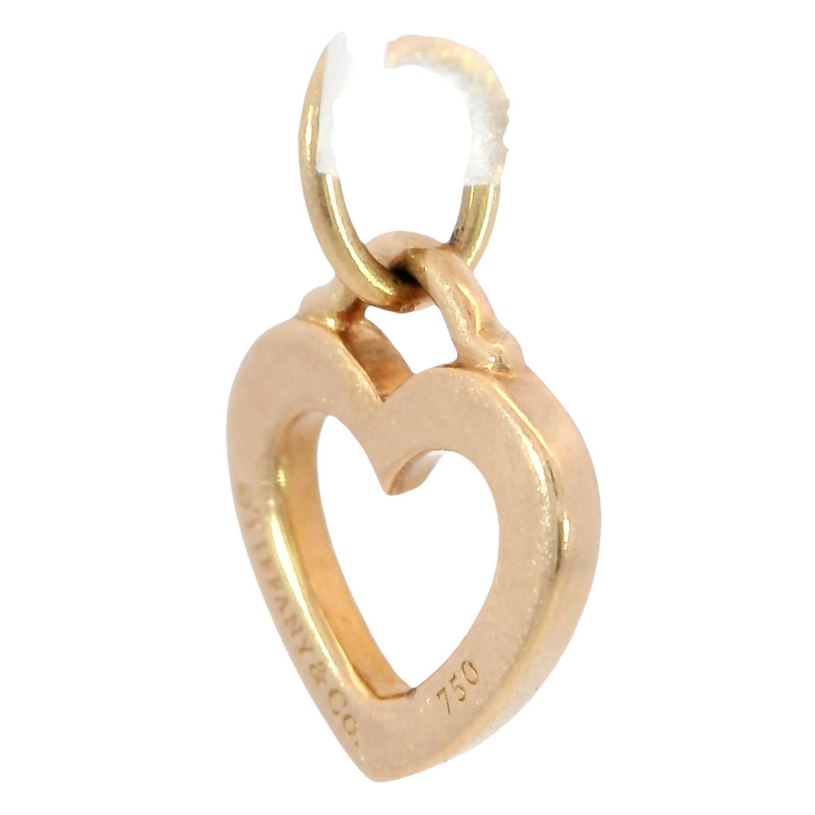 Tiffany & Co. Charm a forma di cuore con diamante in oro rosa 18 carati

Questo charm di Tiffany & Co. è realizzato in caldo oro rosa 18 carati, con un grazioso design a cuore aperto. Lungo il contorno, una linea di diamanti rotondi finemente