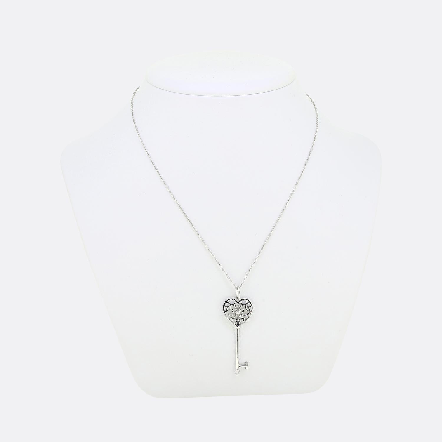 Nous avons ici un magnifique pendentif du créateur de bijoux de renommée mondiale, Tiffany & Co. Cette pièce en or blanc 18ct fait partie de la collection Tiffany Key et présente une tête ouverte ornée qui accueille un seul diamant rond de taille