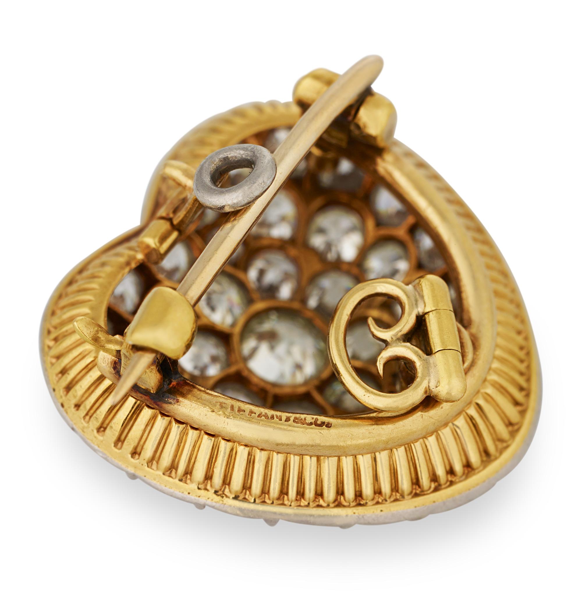 Dieser charmante herzförmige Anhänger von Tiffany & Co. stammt aus der Edwardianischen Zeit. Ungefähr 4,00 Karat Diamanten im alten europäischen Schliff verleihen der Kreation einen beeindruckenden Glanz. Der aus 18 Karat Gold und Platin gefertigte
