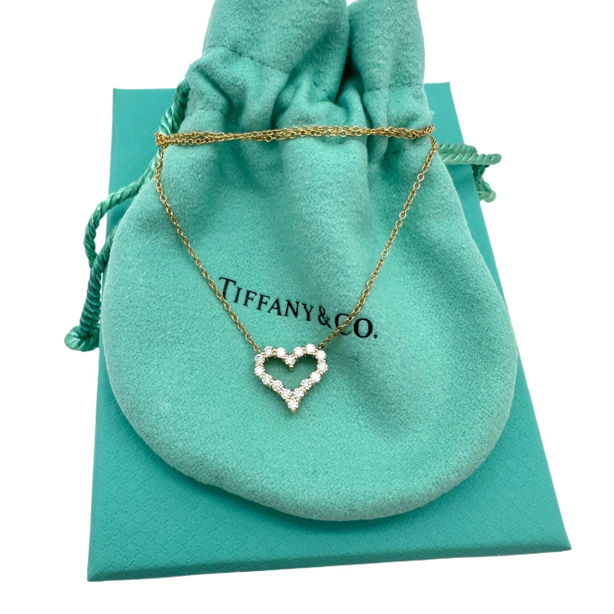 Tiffany & Co. Collier avec pendentif en forme de cœur en diamant
Le style :  Pendentif 
Numéro de référence :  67124693
Métal :  Or rose 18k
Taille Longueur :  Chaîne de 16 pieds 
Pendentif :  11 mm X 11 mm
Le diamant principal :  16 diamants ronds