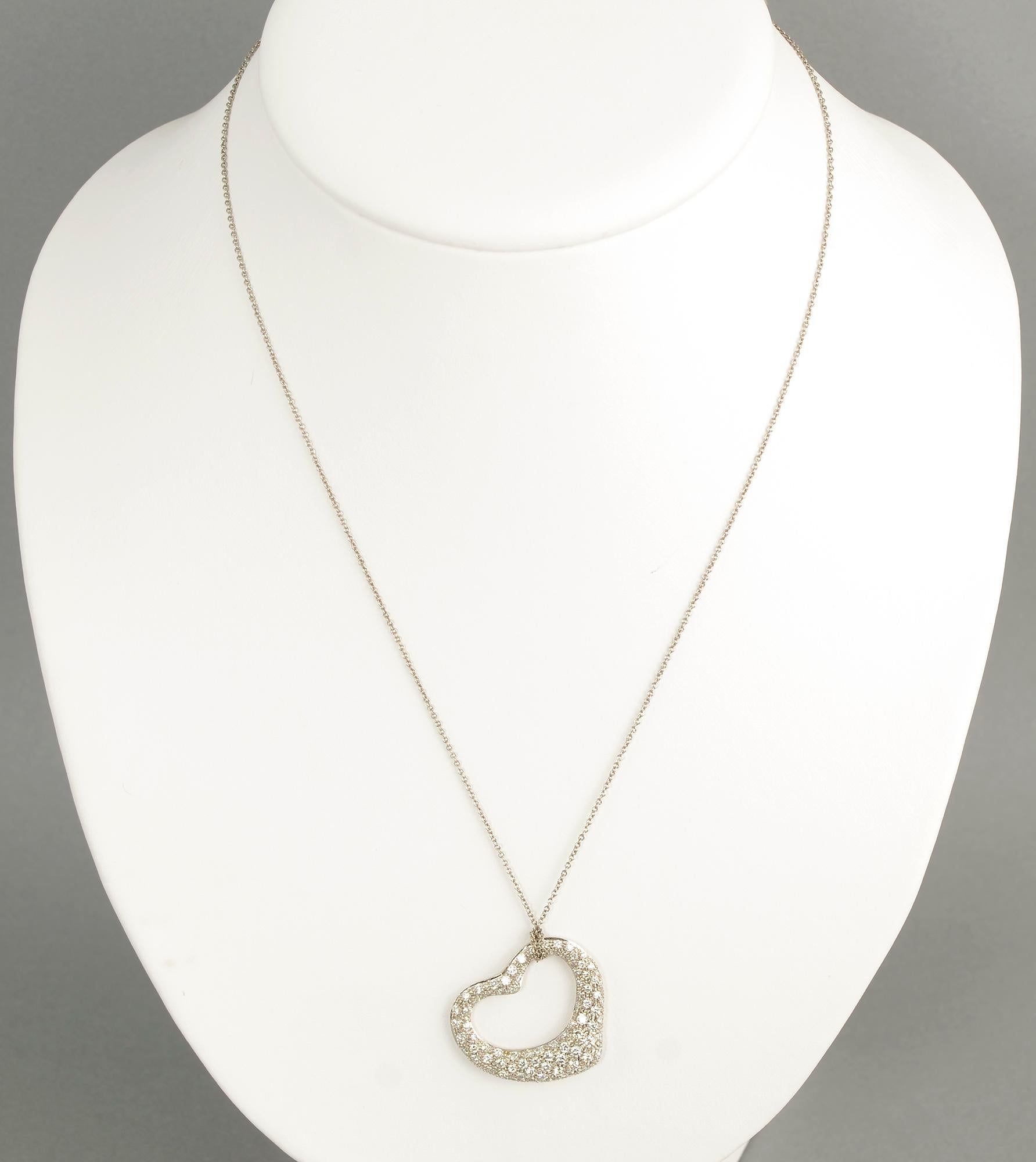 Pendentif Paloma Picasso for Tiffany à cœur ouvert sur une chaîne en platine de 18 pouces. Elle comporte environ 2 carats de diamants de qualité IF à VS 2, de couleur G à J. Les diamants sont sertis dans du platine. Le cœur est vendu dans l'étui de