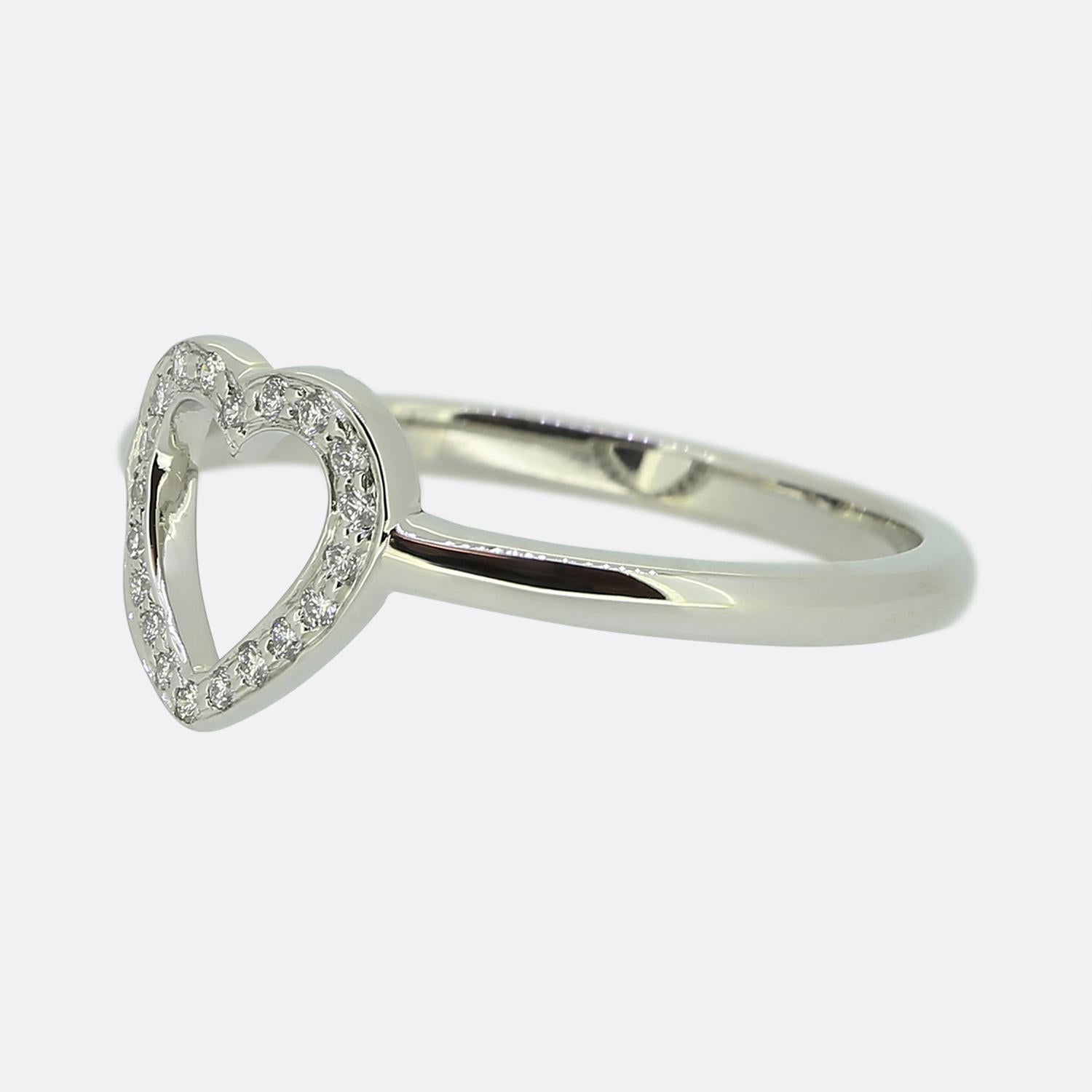 Hier haben wir einen ikonischen Ring des weltbekannten Schmuckdesigners Tiffany & Co. Der Kopf dieses aus Platin gefertigten Schmuckstücks hat die Form eines offenen Liebesherzens, das mit 20 runden Diamanten im Brillantschliff besetzt ist. Ergänzt