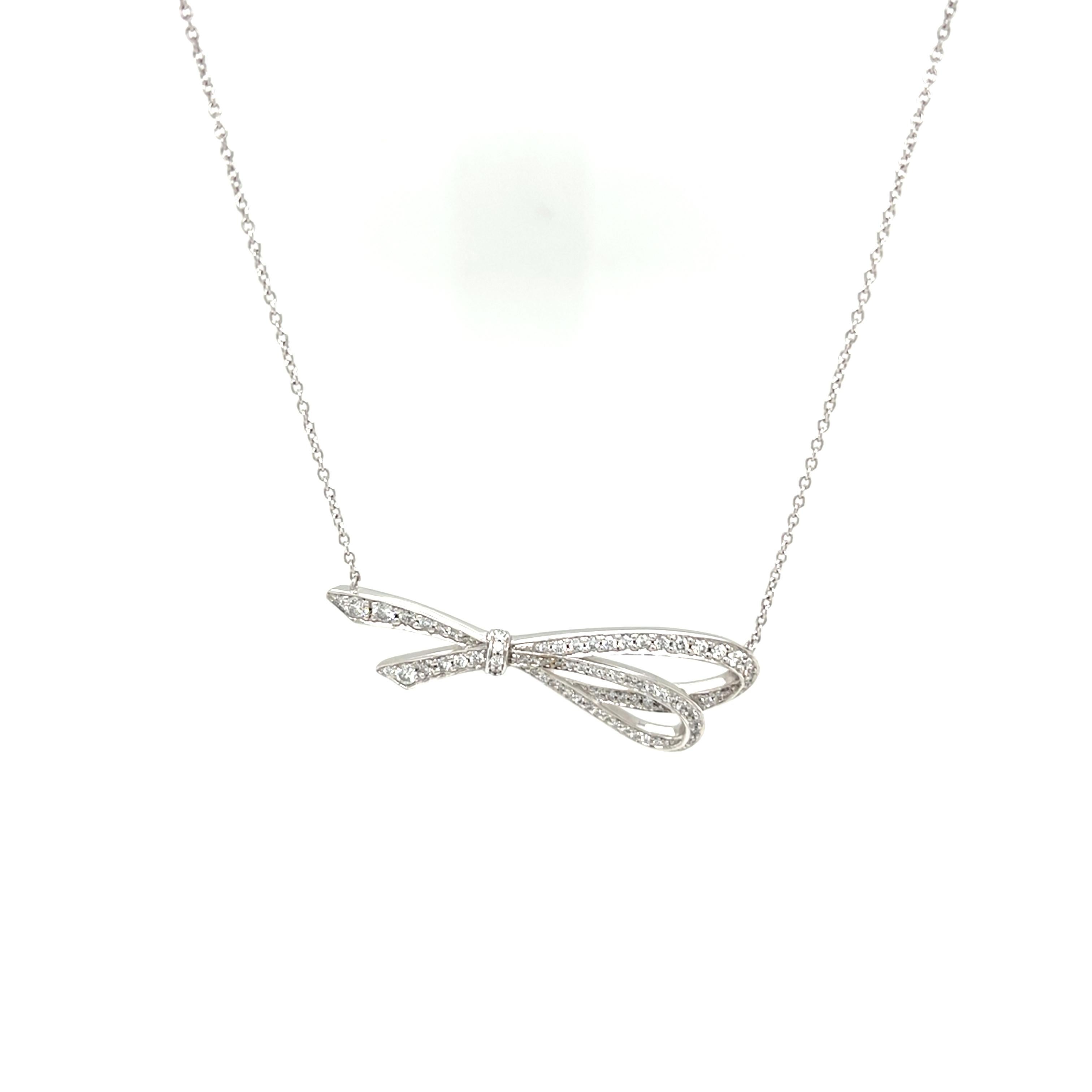 Taglio rotondo Collana con ciondolo a forma di fiocco con diamante di Tiffany & Co. in oro bianco 18 ct. in vendita