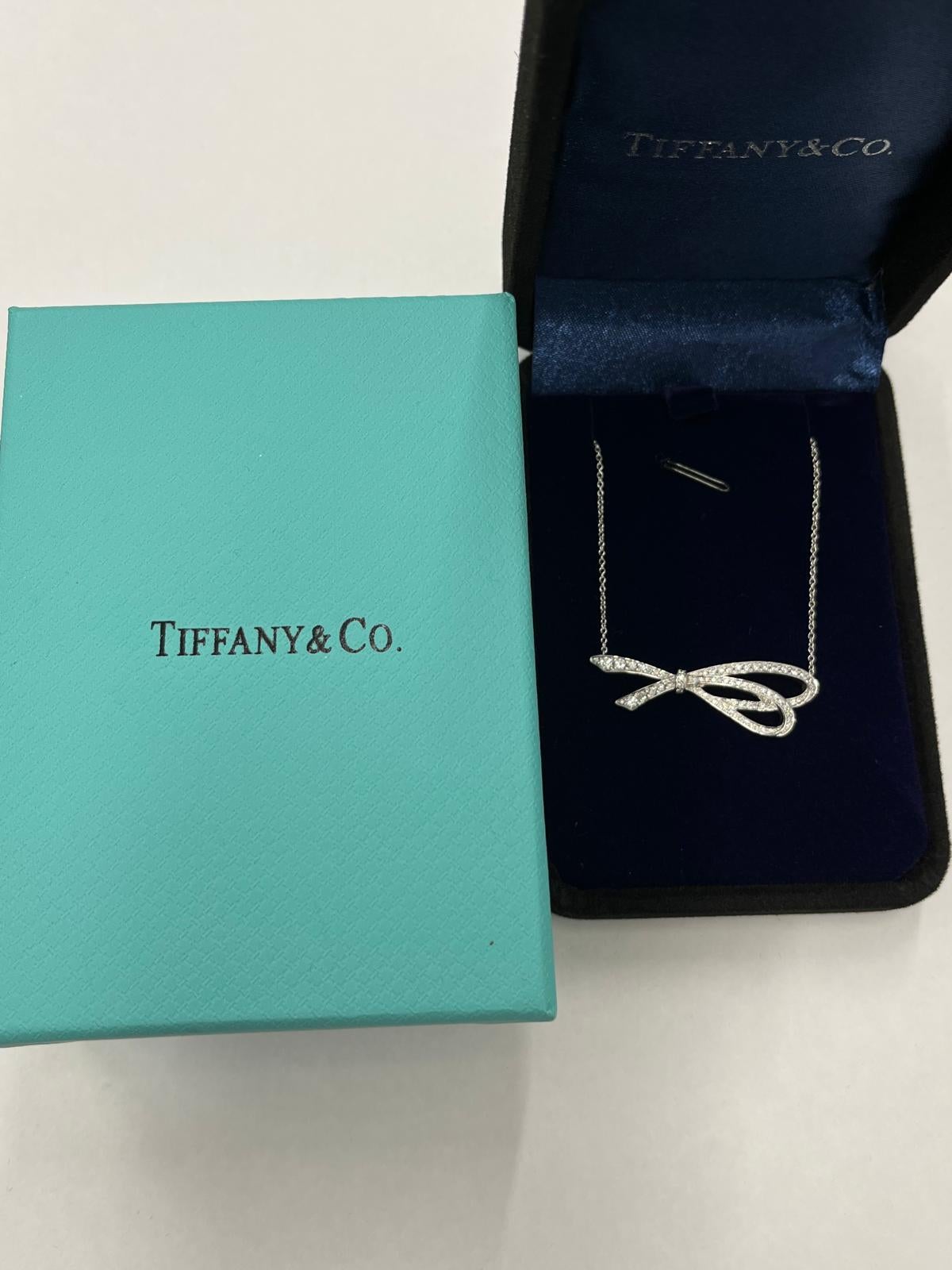 Collana con ciondolo a forma di fiocco con diamante di Tiffany & Co. in oro bianco 18 ct. in vendita 3