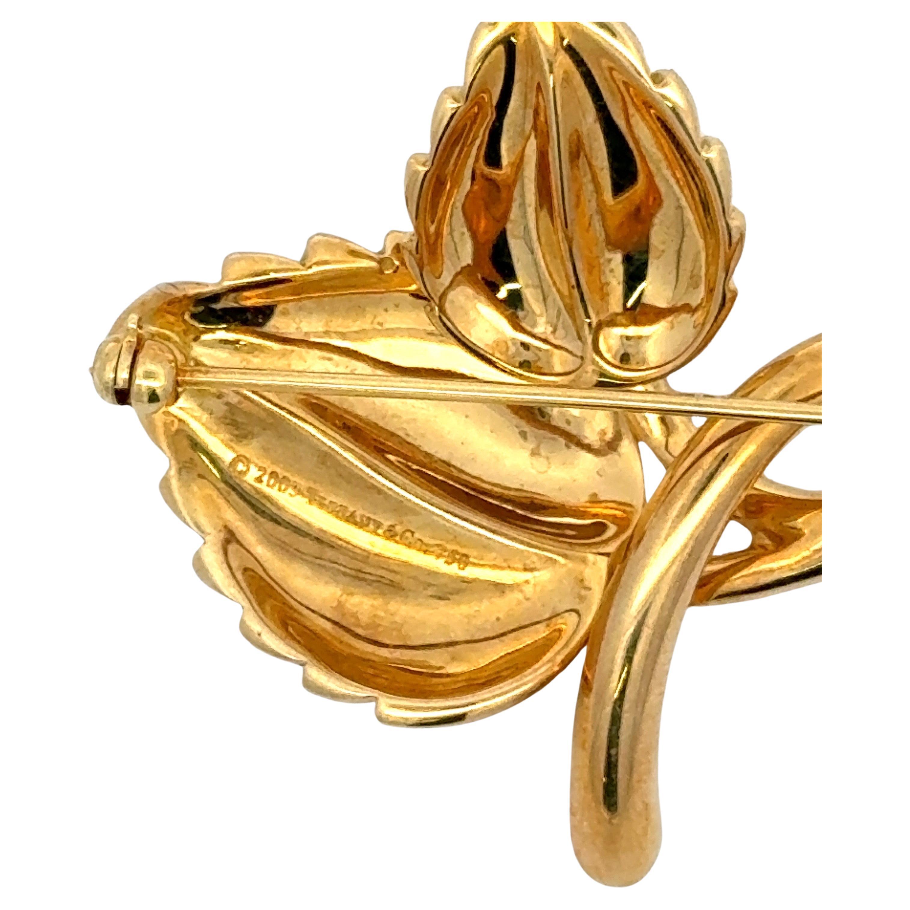 Tiffany & Co, Broche en or jaune 18 carats présentant un motif de feuille fleurie avec un pointeur de 0.10 sur la vapeur, 17 Grammes
1.50 pouces
1,38 large