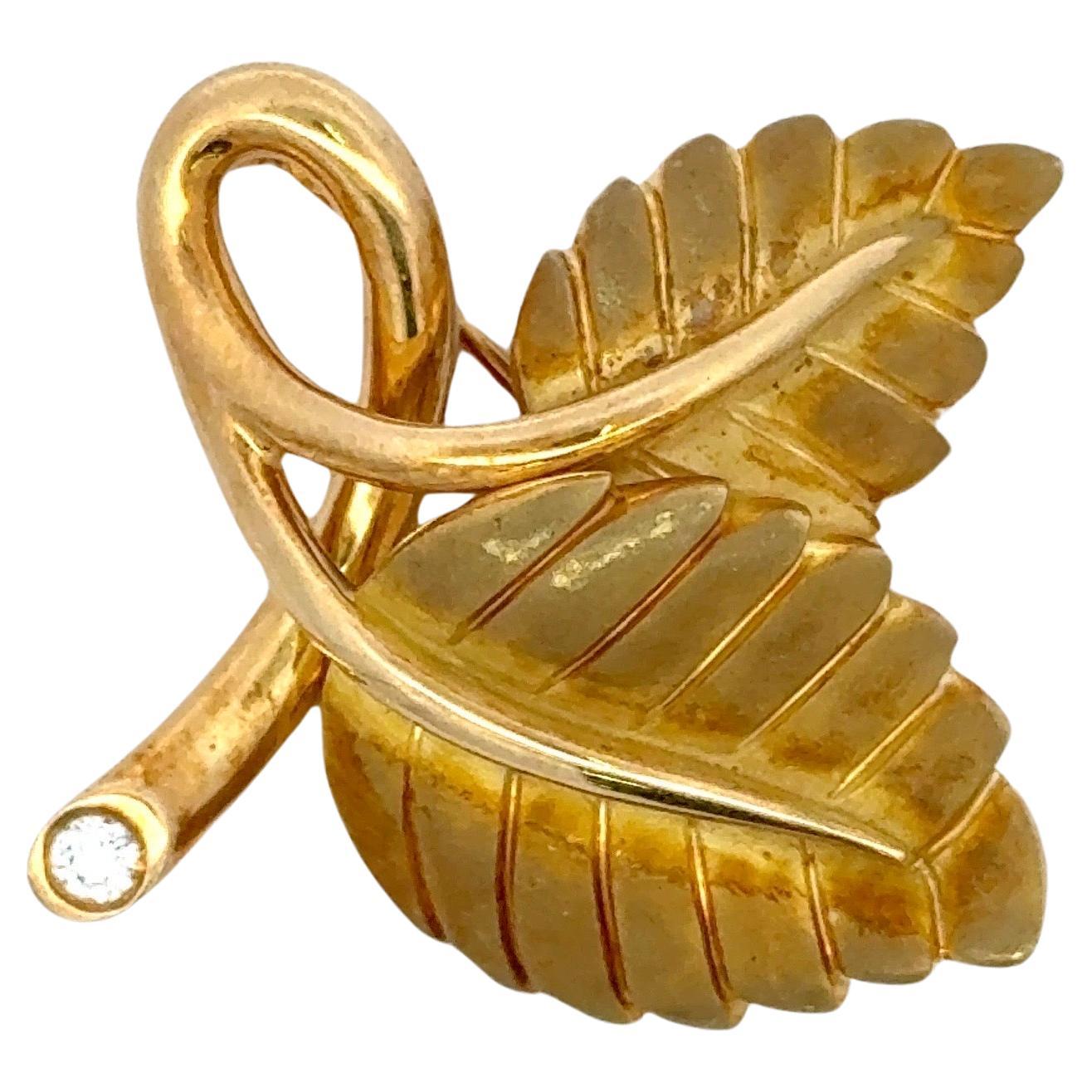 Contemporain Tiffany & Co Diamond Leaf Brooch Pin Circa 2003 17 Grammes 18 Karat Yellow Gold en vente
