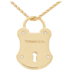 Tiffany & Co. Pendentif serrure à diamants en or jaune 18 carats massif