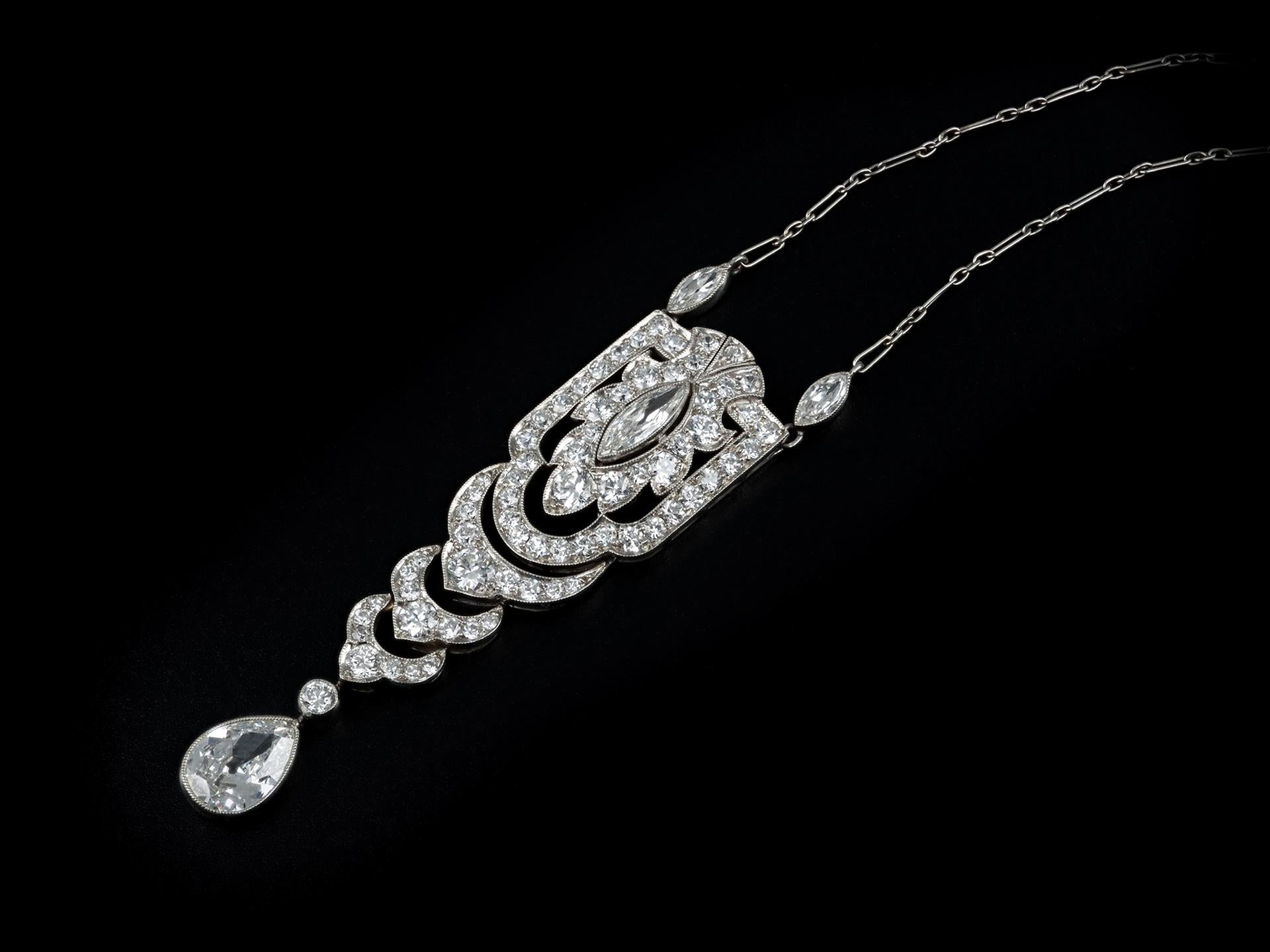 Collana di diamanti Tiffany & Co. Incastonato con un diamante taglio vecchio a forma di goccia in un'incastonatura open back rubover con un peso approssimativo di 1,10 carati, ulteriormente incastonato con un diamante taglio vecchio a forma di
